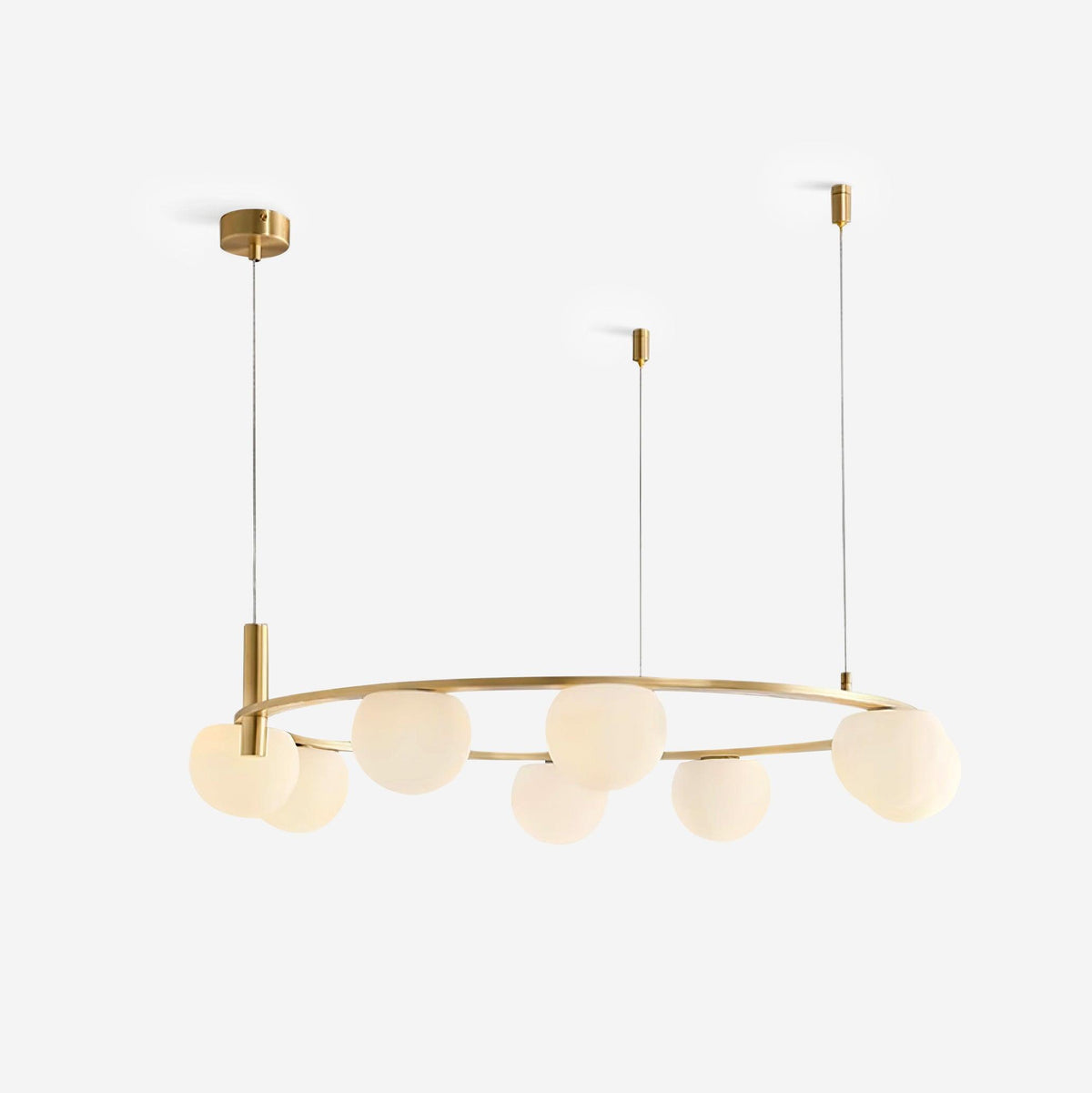 Lysekrone med kugleformede glasskærme, metalring, guldfinish, moderne