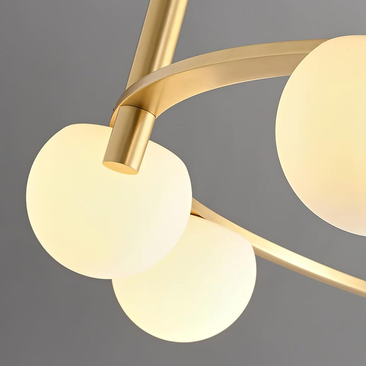 Lysekrone med kugleformede glasskærme, metalring, guldfinish, moderne