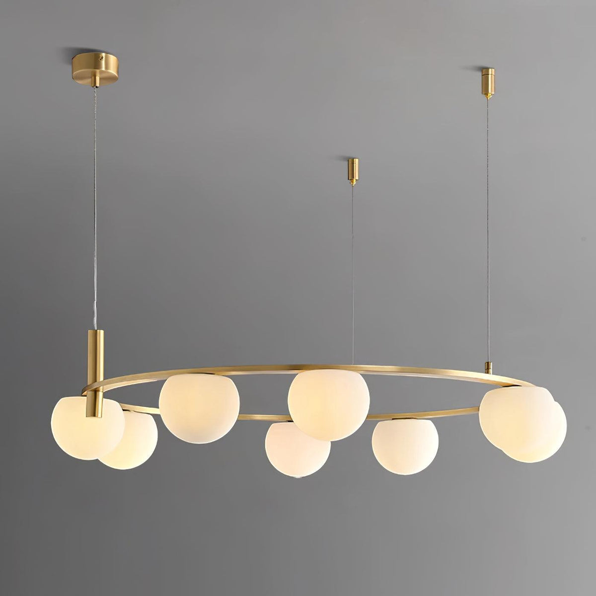 Lysekrone med kugleformede glasskærme, metalring, guldfinish, moderne