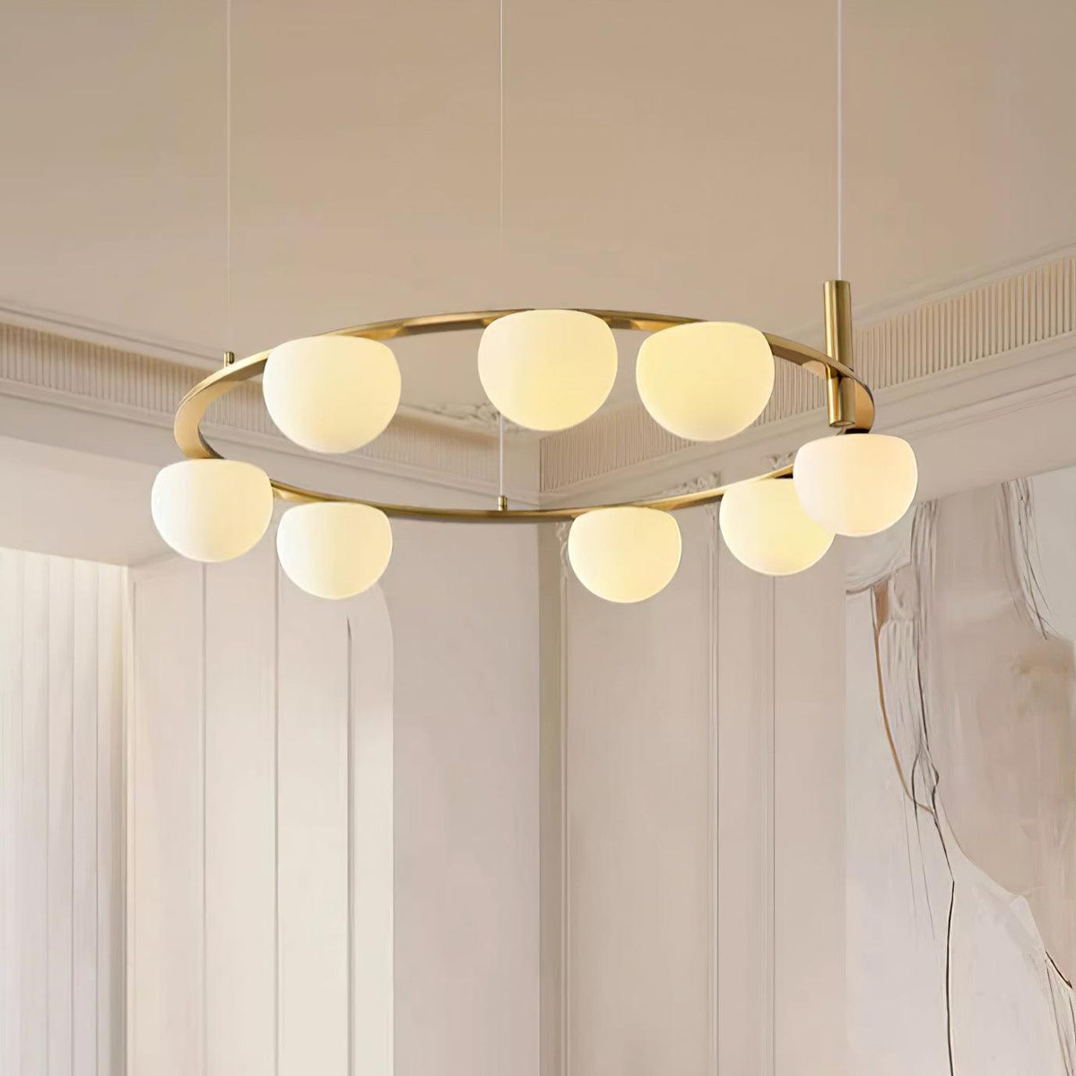 Lysekrone med kugleformede glasskærme, metalring, guldfinish, moderne