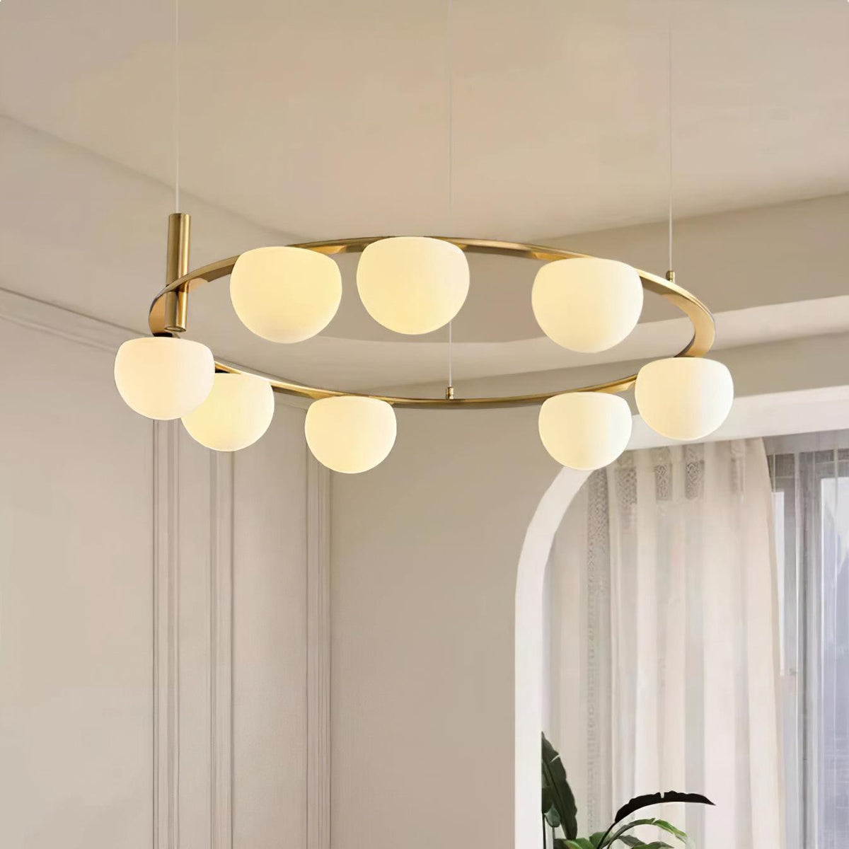 Lysekrone med kugleformede glasskærme, metalring, guldfinish, moderne