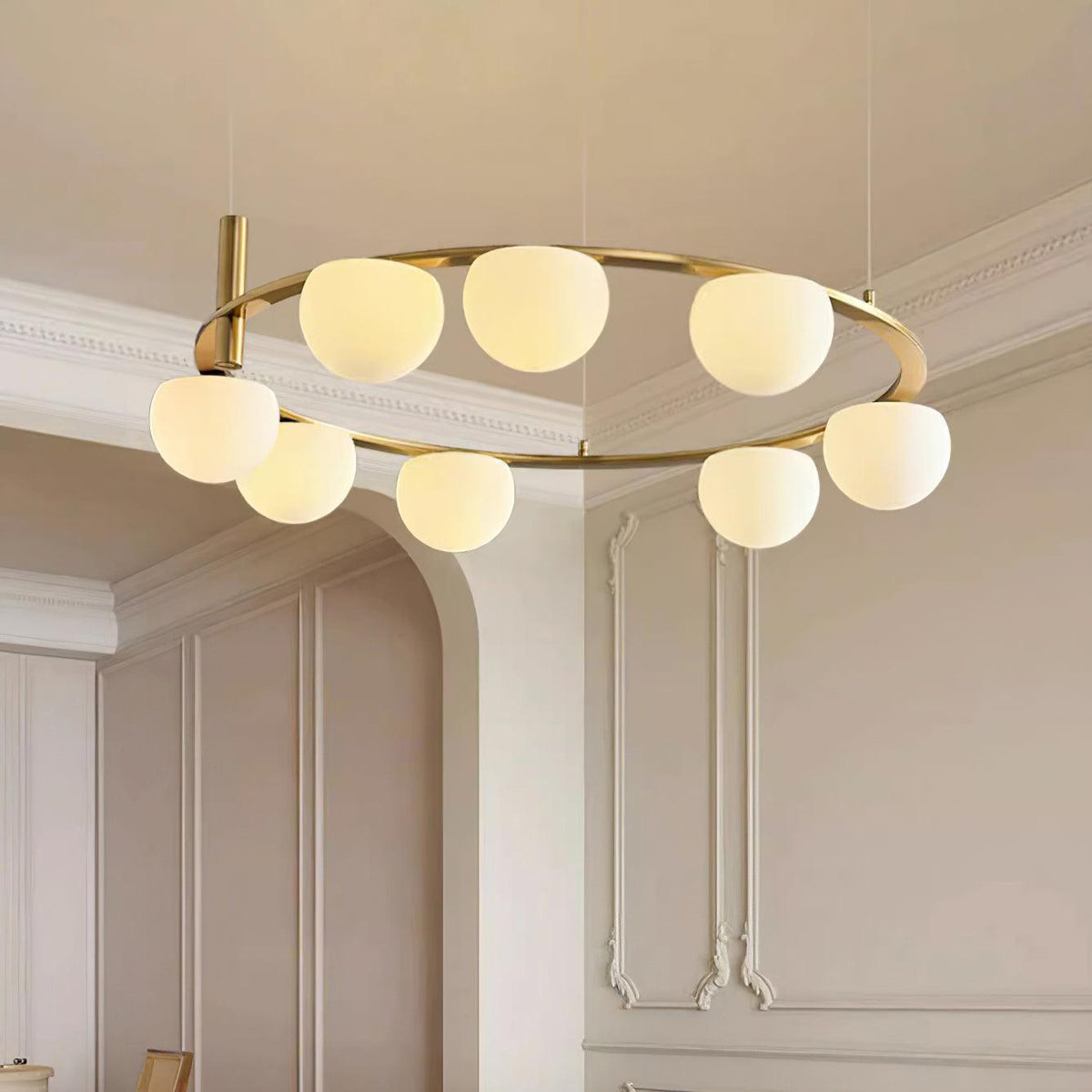 Lysekrone med kugleformede glasskærme, metalring, guldfinish, moderne