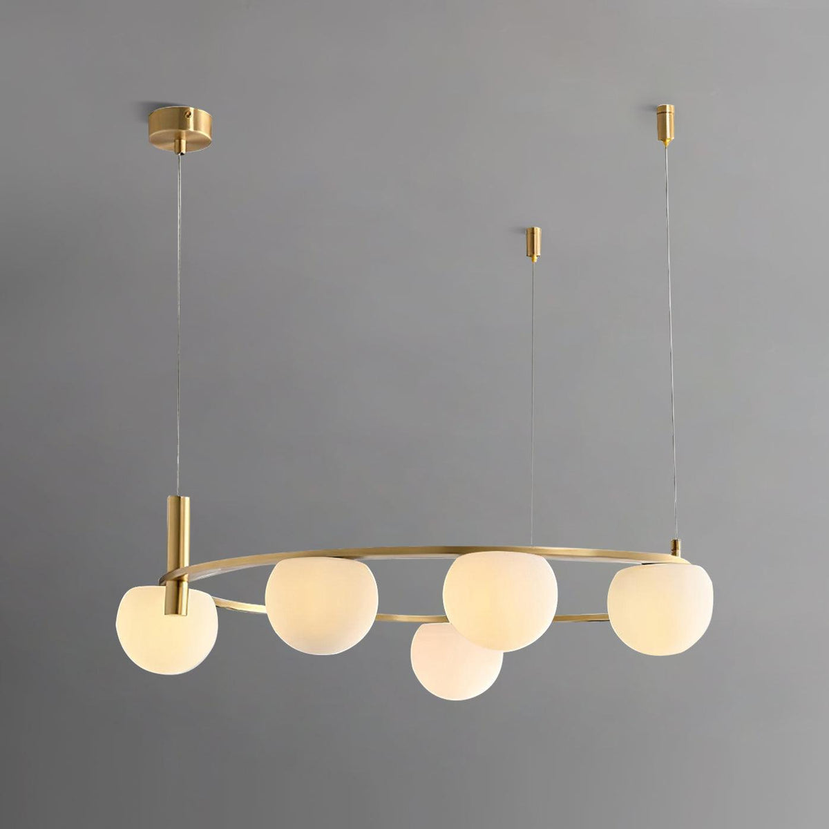 Lysekrone med kugleformede glasskærme, metalring, guldfinish, moderne