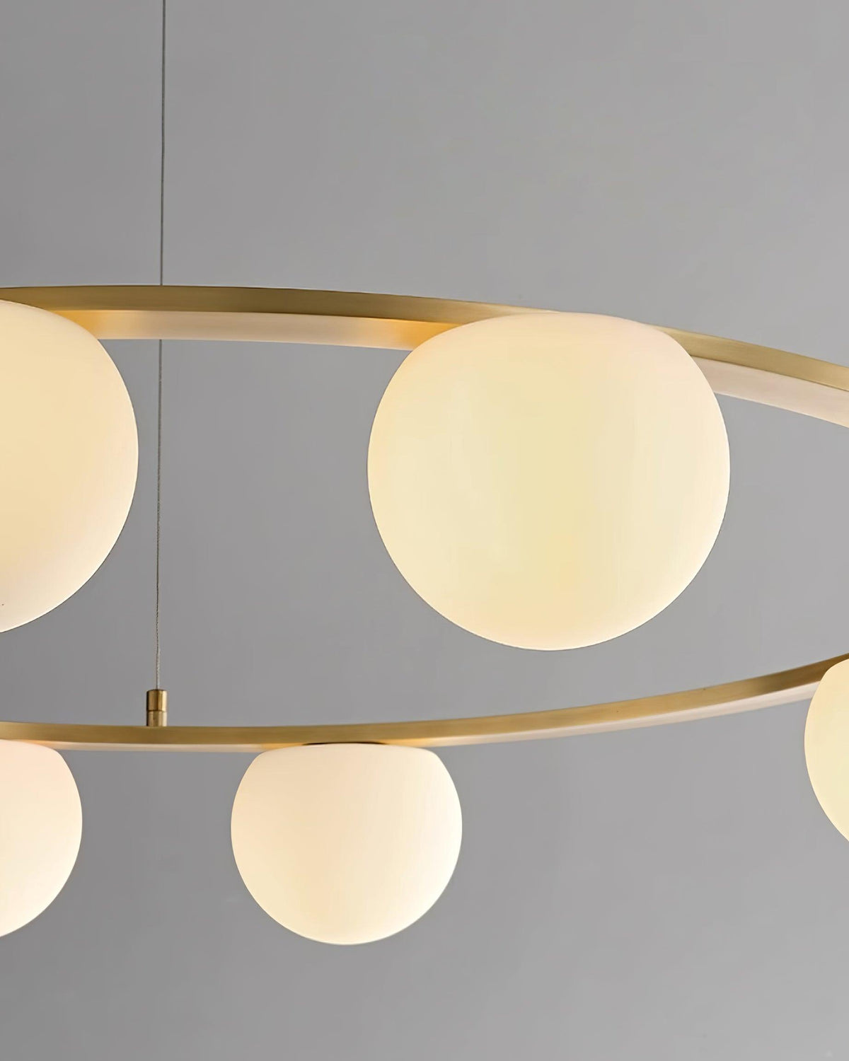 Lysekrone med kugleformede glasskærme, metalring, guldfinish, moderne