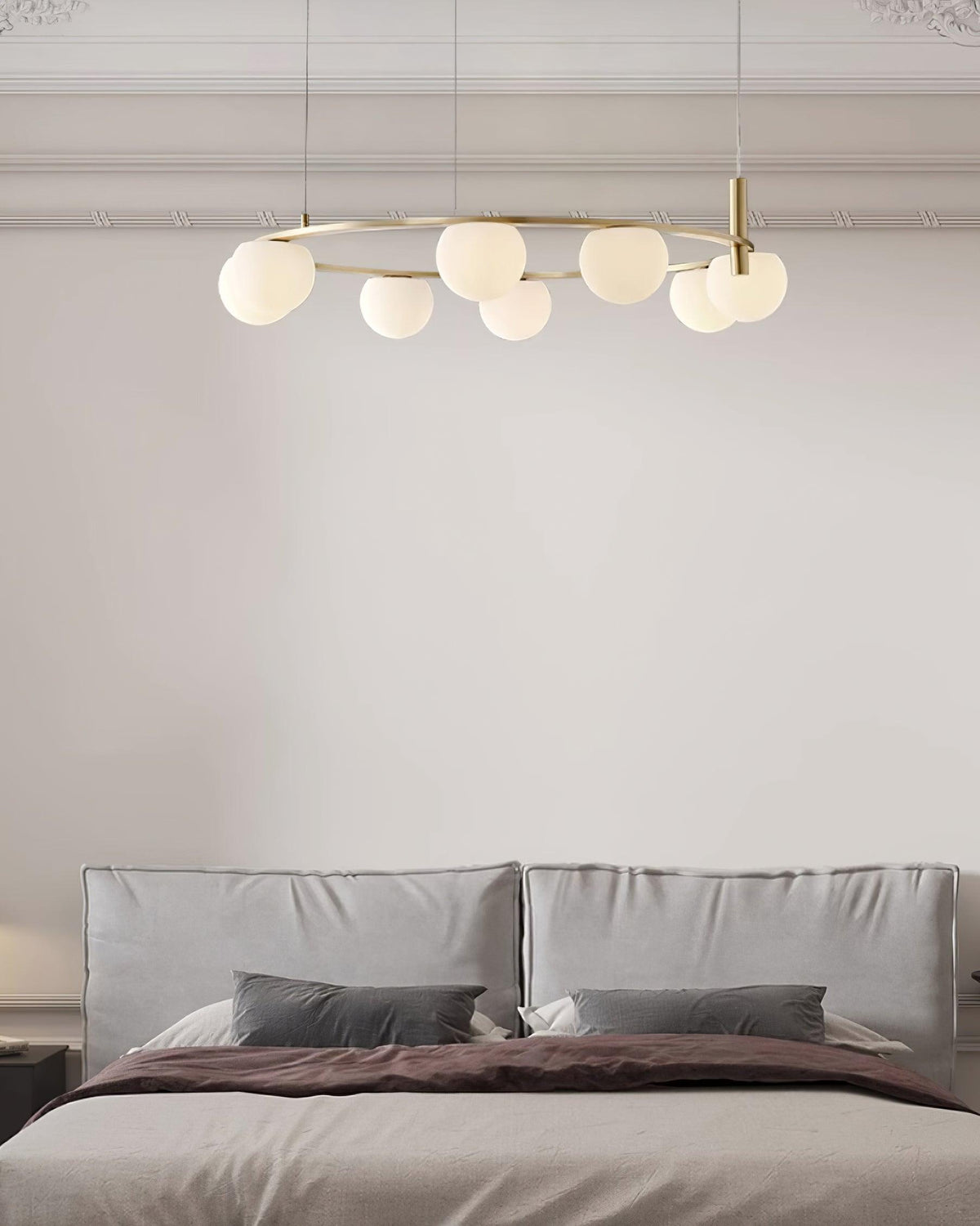 Lysekrone med kugleformede glasskærme, metalring, guldfinish, moderne