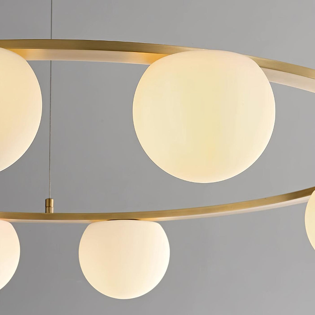 Lysekrone med kugleformede glasskærme, metalring, guldfinish, moderne