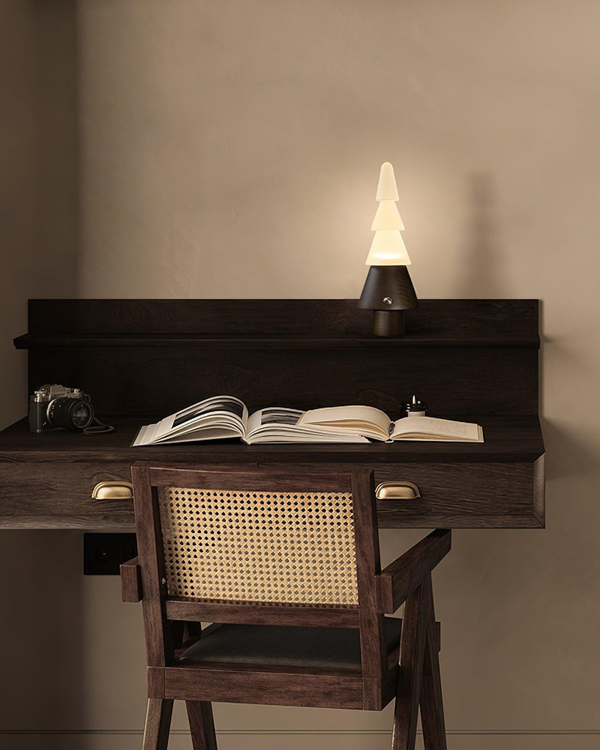 Elveette moderne bordlampe i træ
