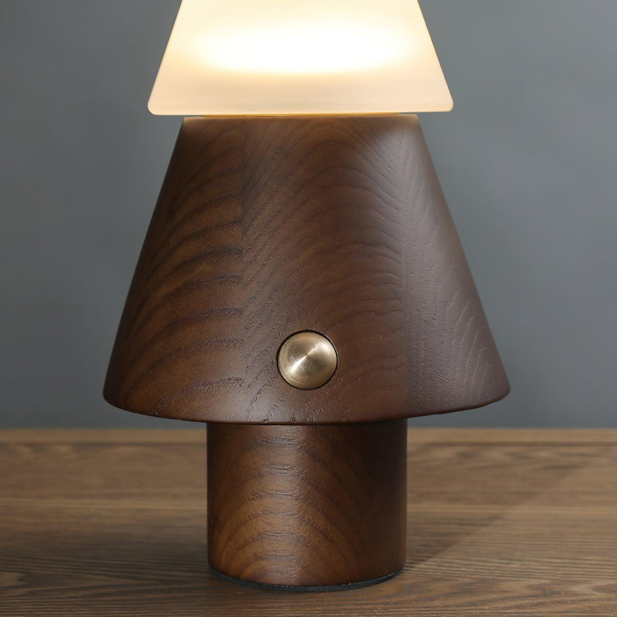 Elveette moderne bordlampe i træ