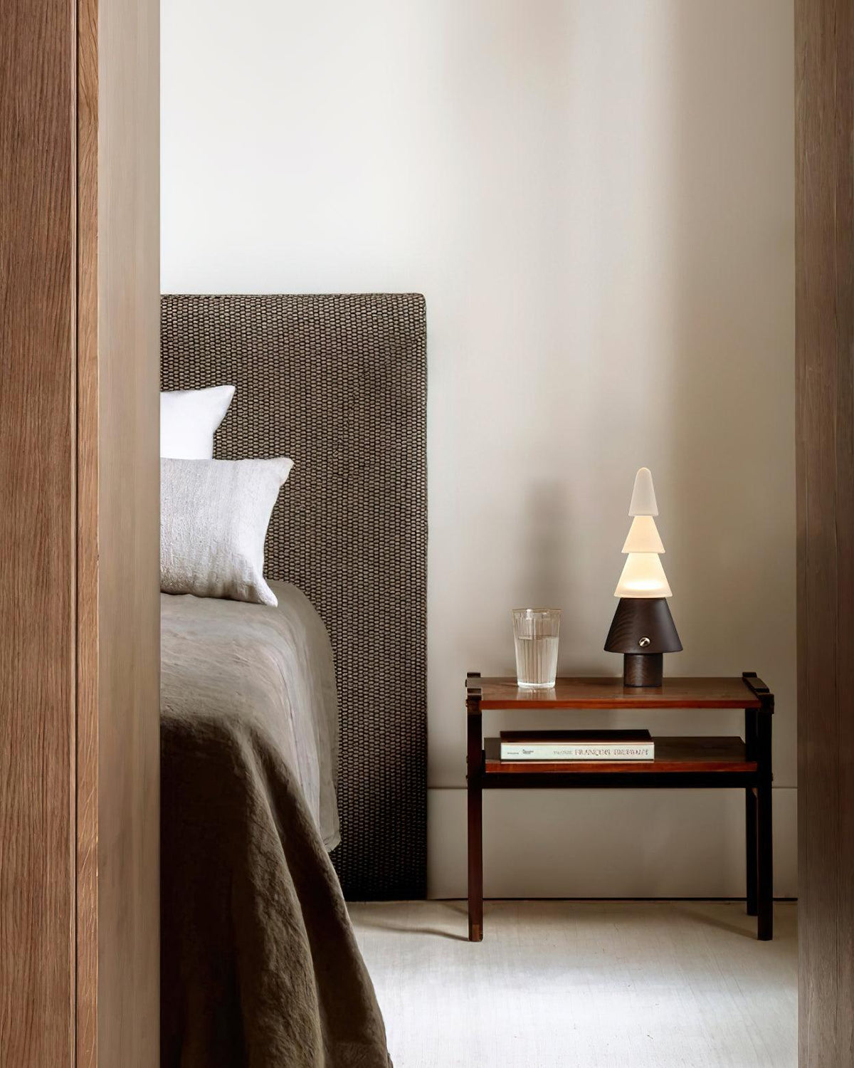 Elveette moderne bordlampe i træ