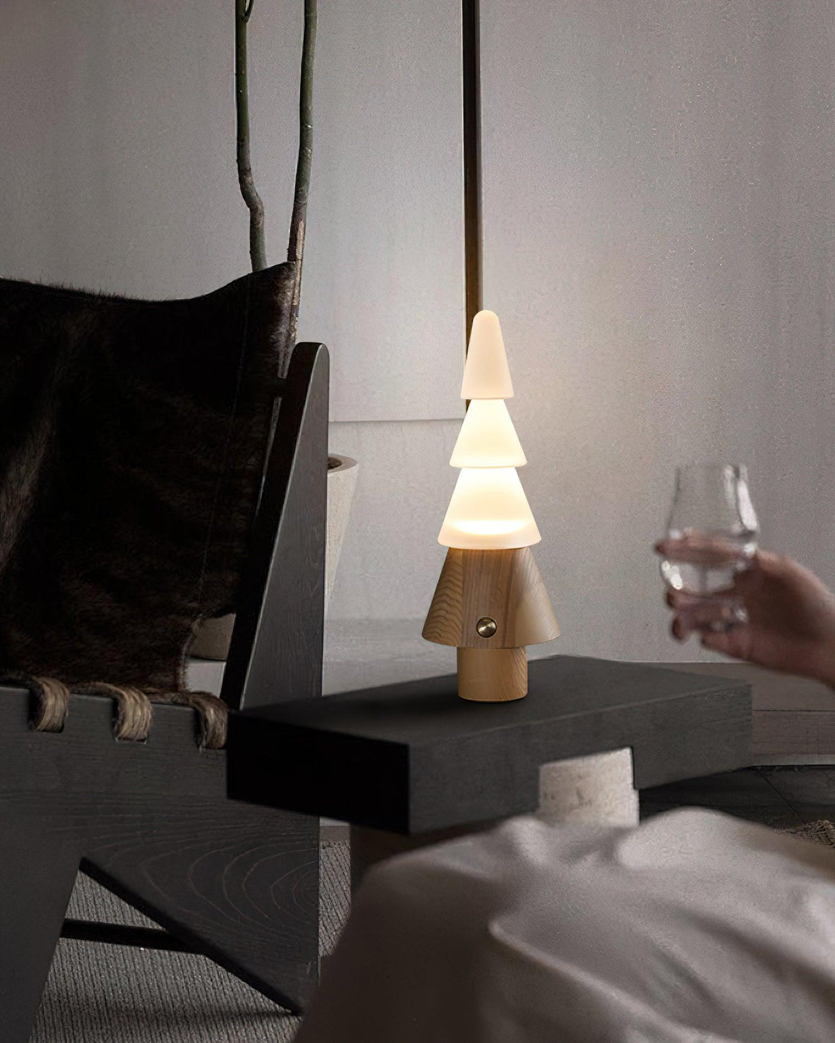 Elveette moderne bordlampe i træ