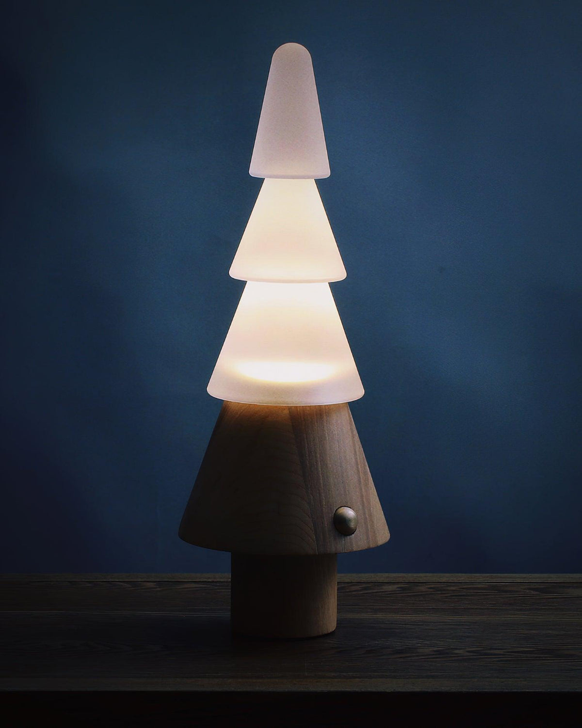 Elveette moderne bordlampe i træ