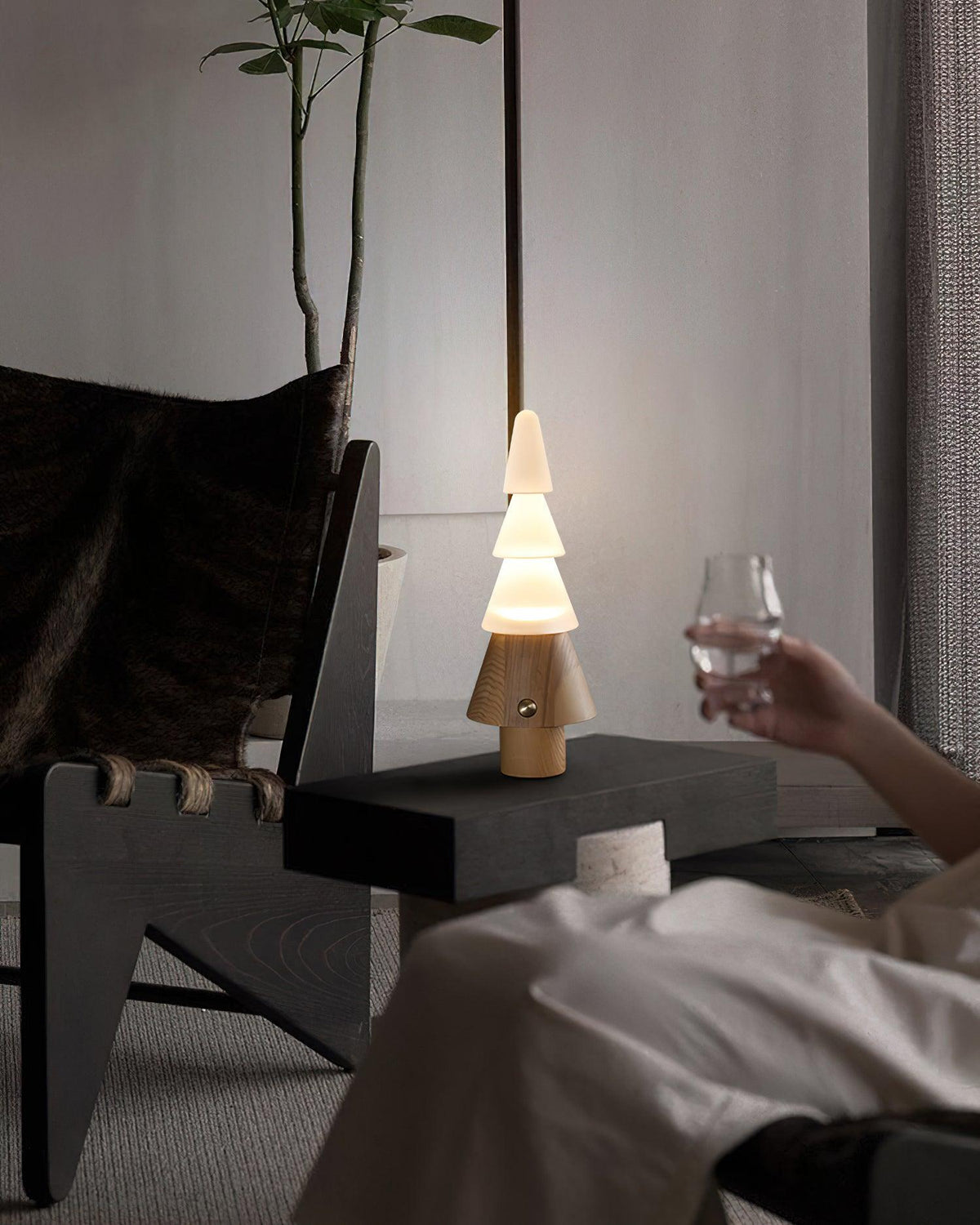 Elveette moderne bordlampe i træ