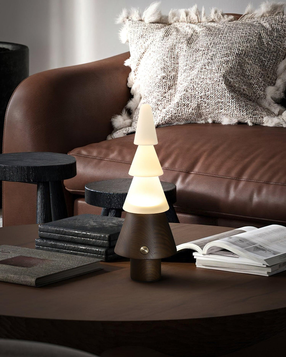 Elveette moderne bordlampe i træ