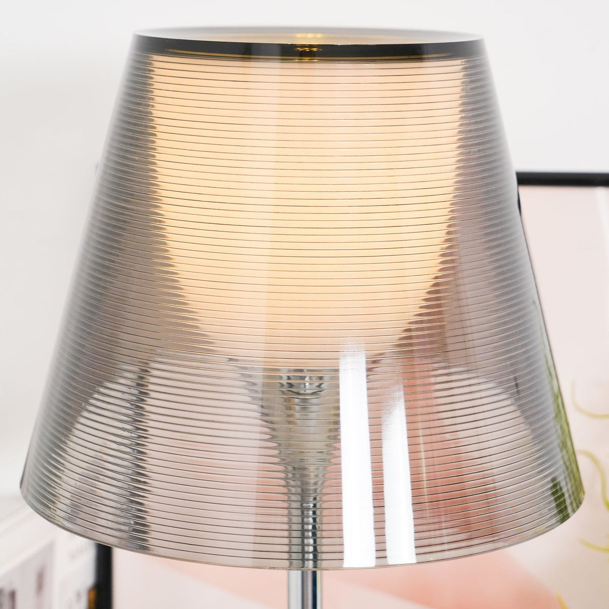 Bravon bordlampe i plast