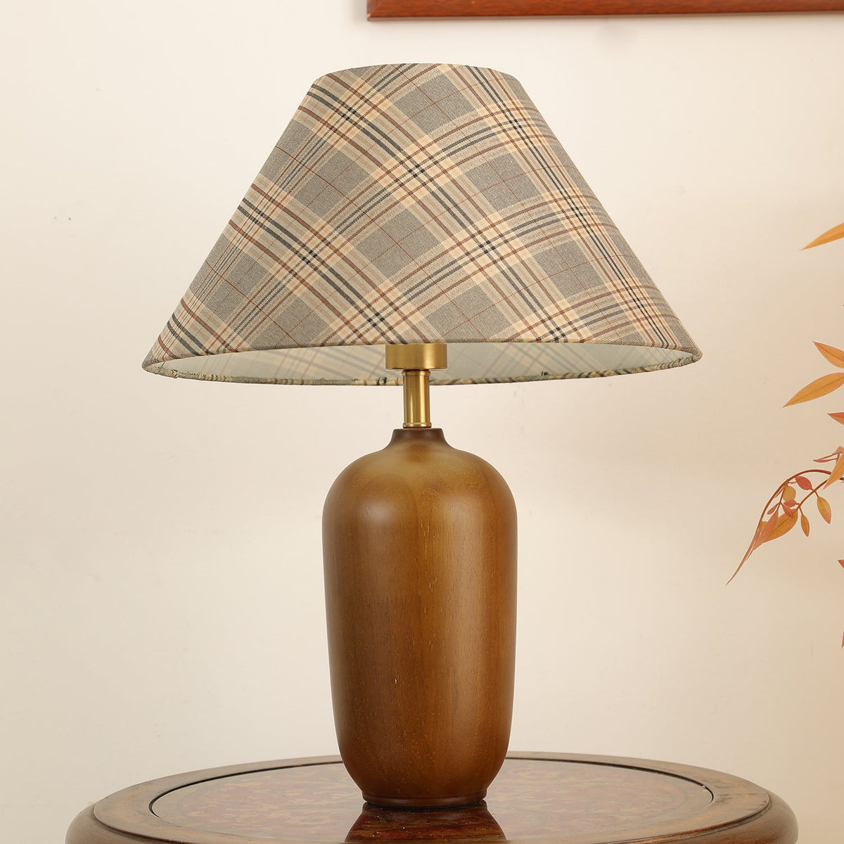 Klassisk bordslampa i trä och tyg Sienna