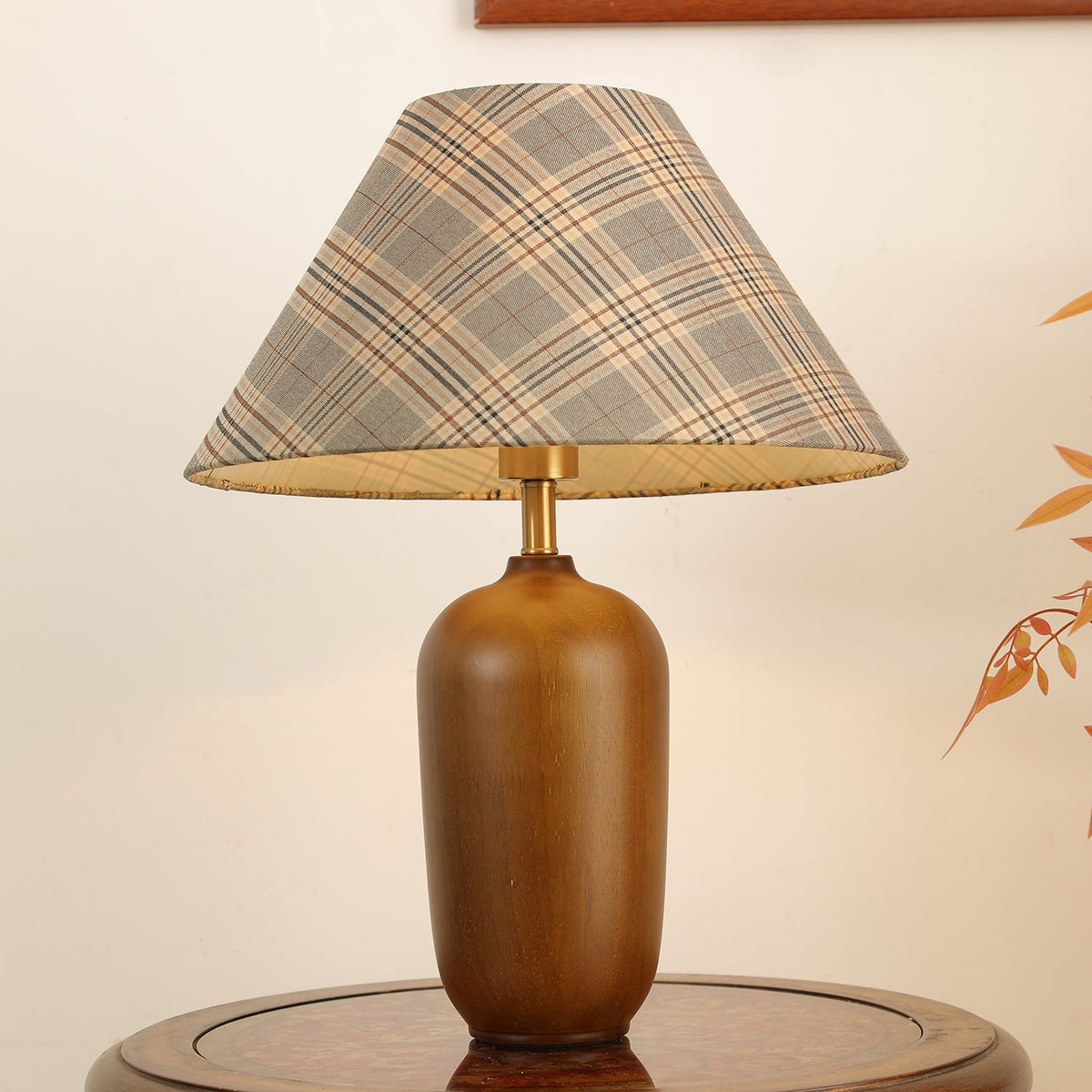 Klassisk bordslampa i trä och tyg Sienna