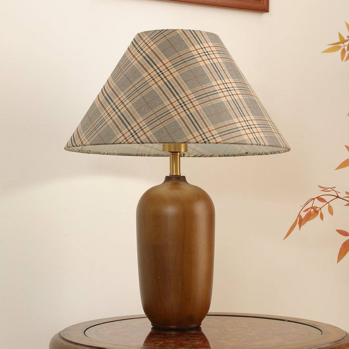 Klassisk bordslampa i trä och tyg Sienna