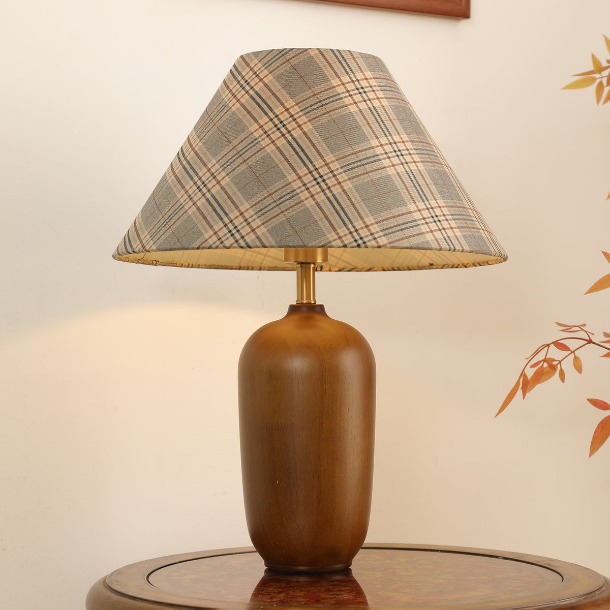 Klassisk bordslampa i trä och tyg Sienna