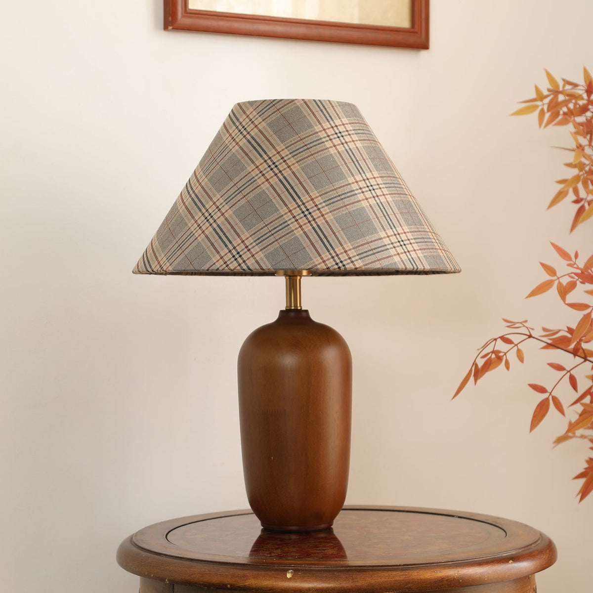 Klassisk bordslampa i trä och tyg Sienna