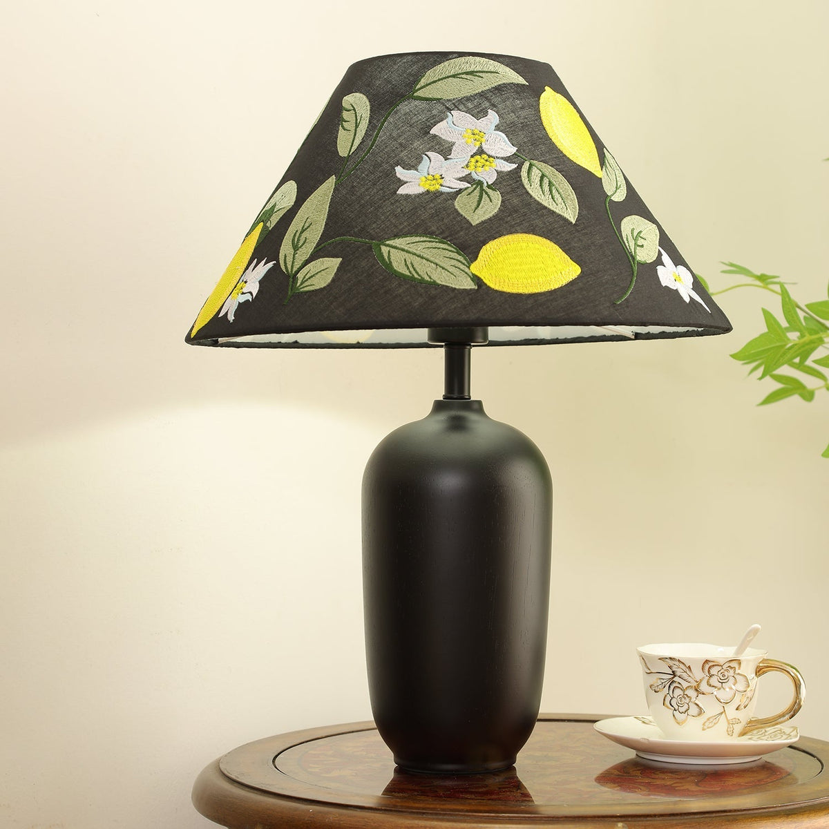 Klassisk bordslampa i trä och tyg Sienna