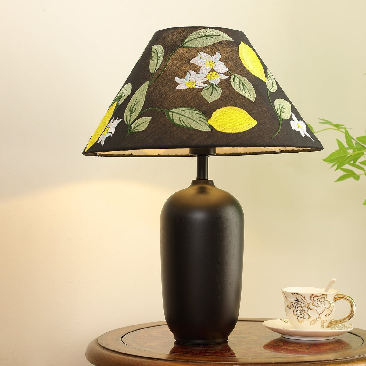 Klassisk bordslampa i trä och tyg Sienna