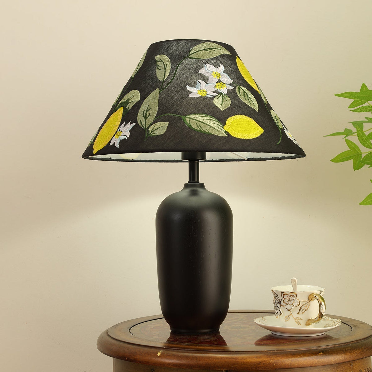 Klassisk bordslampa i trä och tyg Sienna