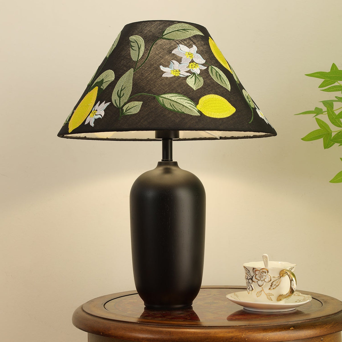 Klassisk bordslampa i trä och tyg Sienna