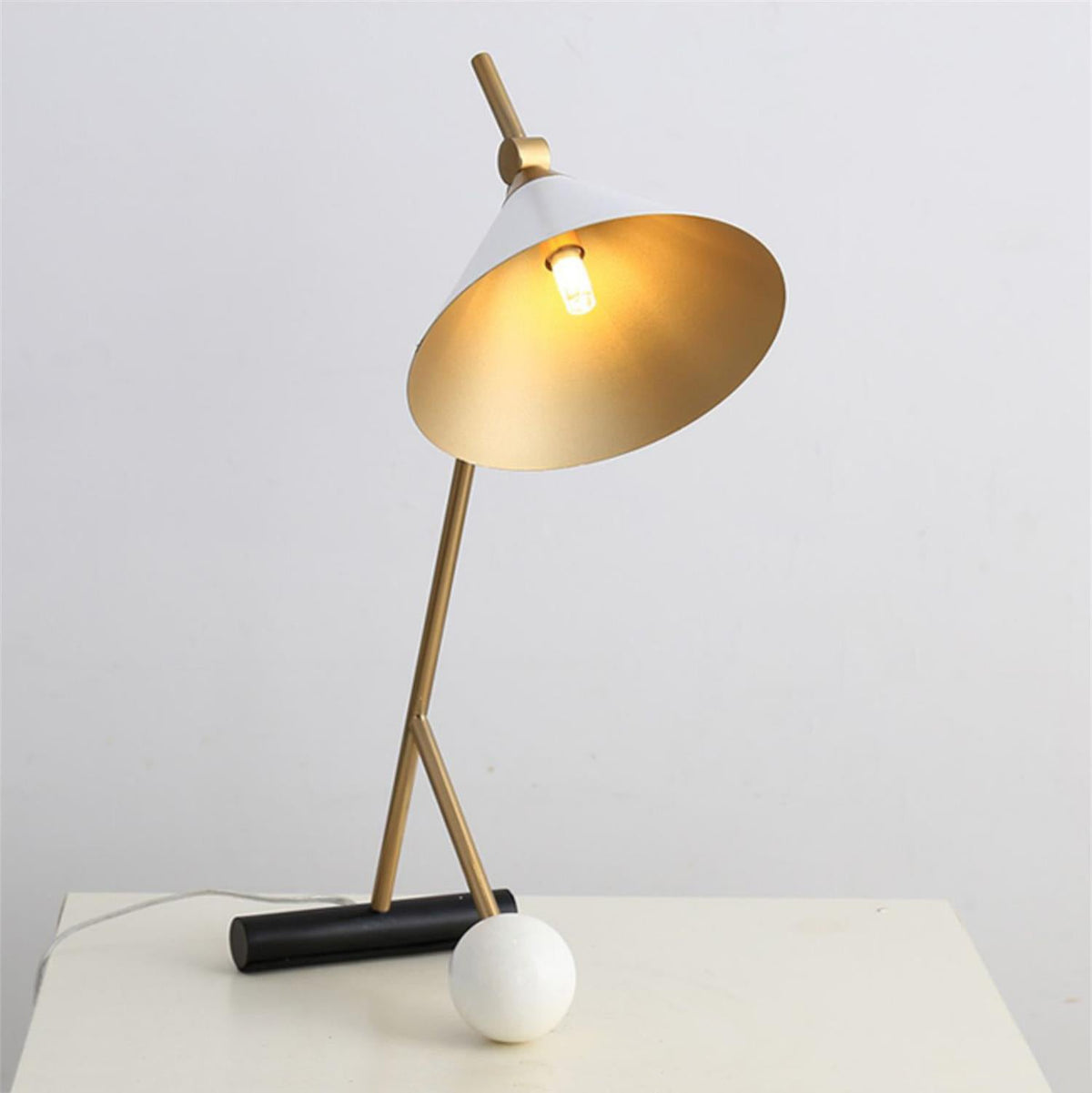 Avelo geometrisk bordlampe i marmor