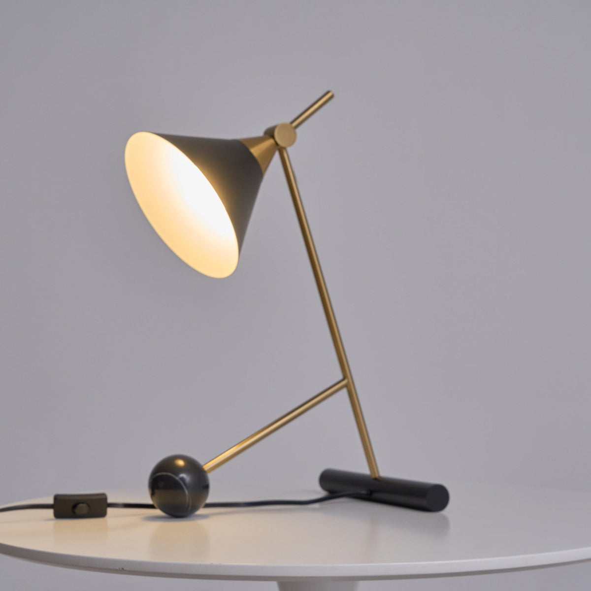 Avelo geometrisk bordlampe i marmor