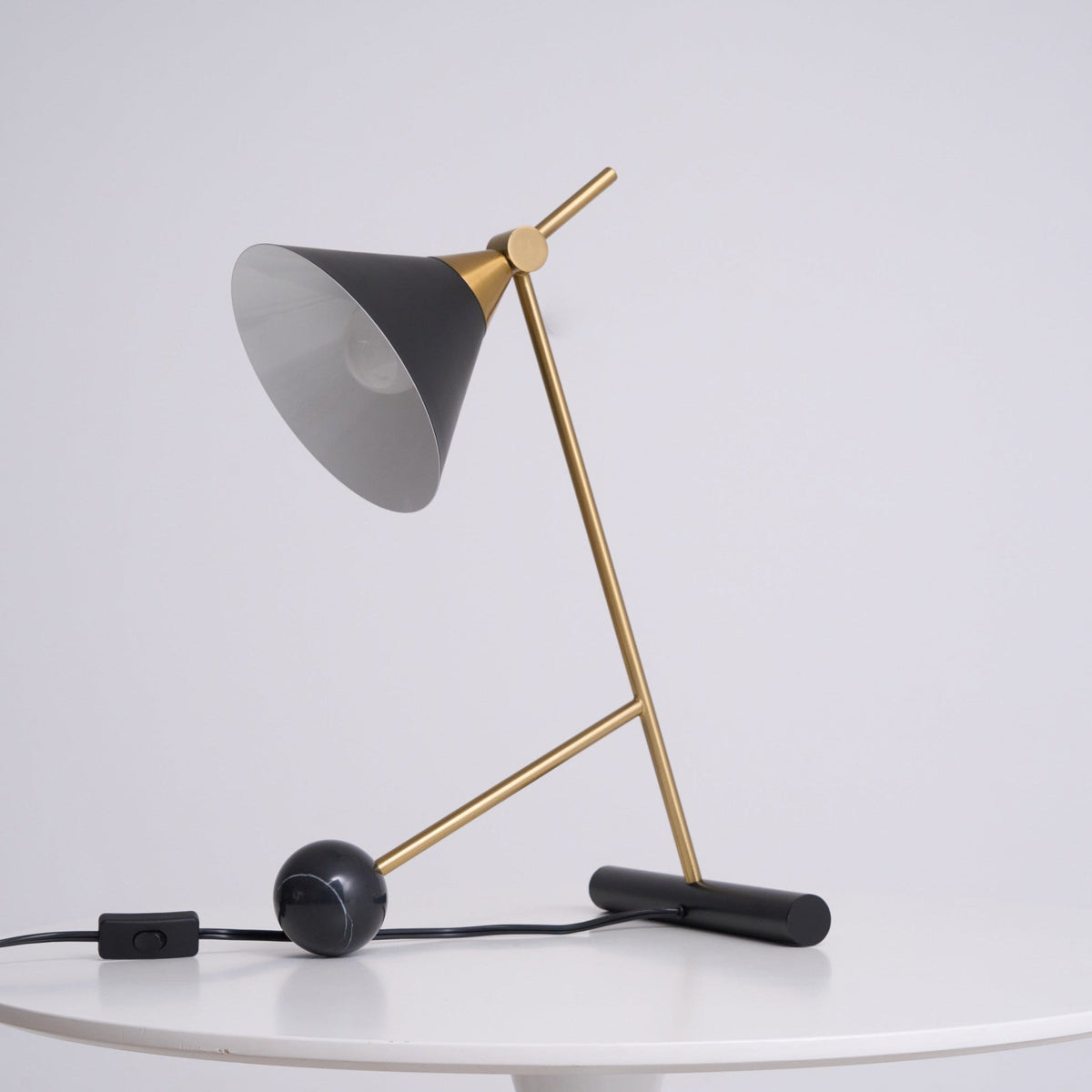 Avelo geometrisk bordlampe i marmor