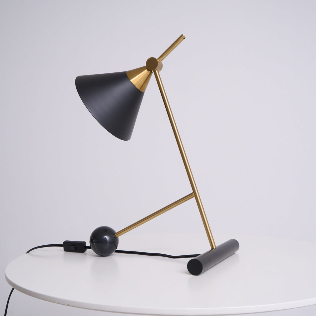 Avelo geometrisk bordlampe i marmor