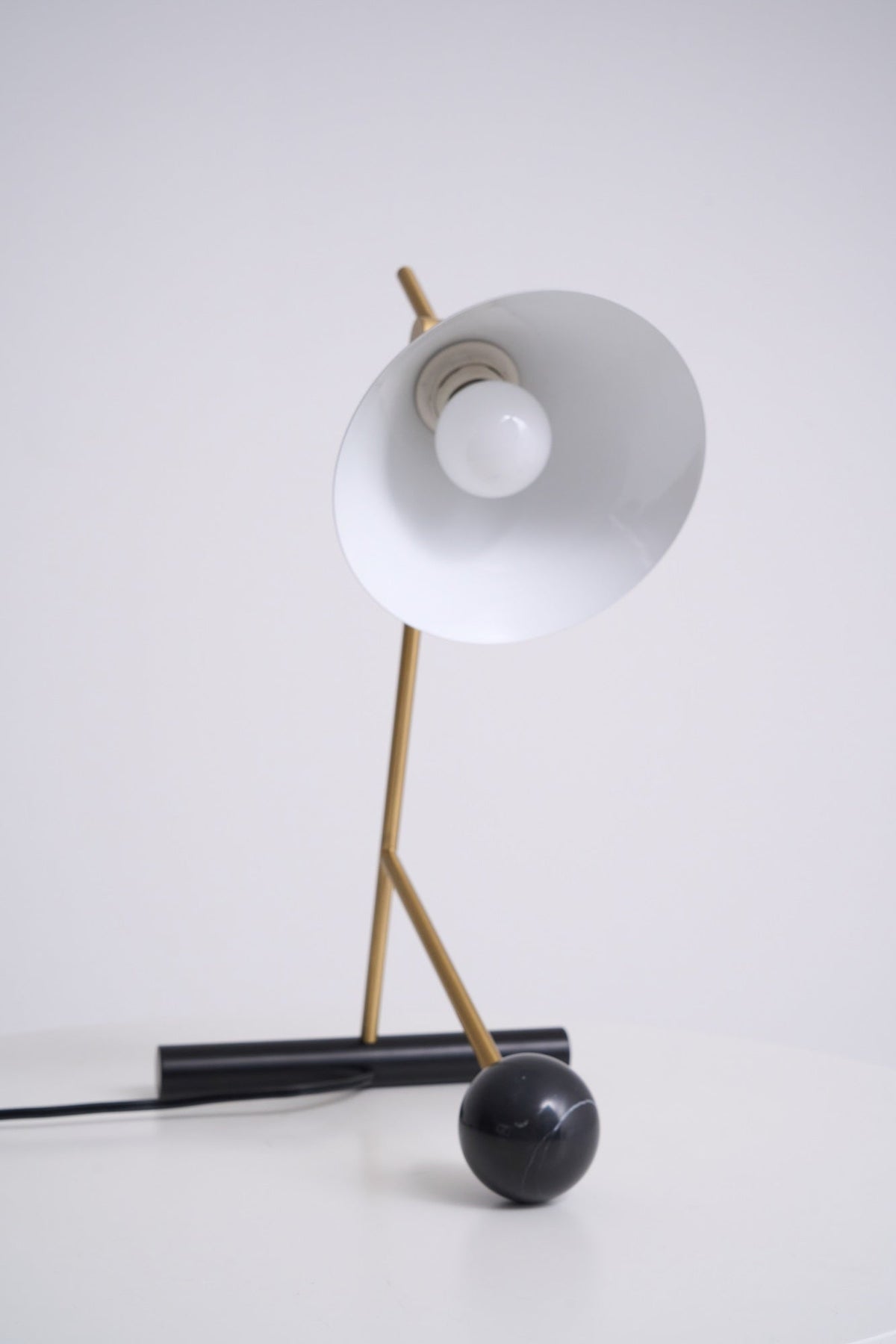 Avelo geometrisk bordlampe i marmor