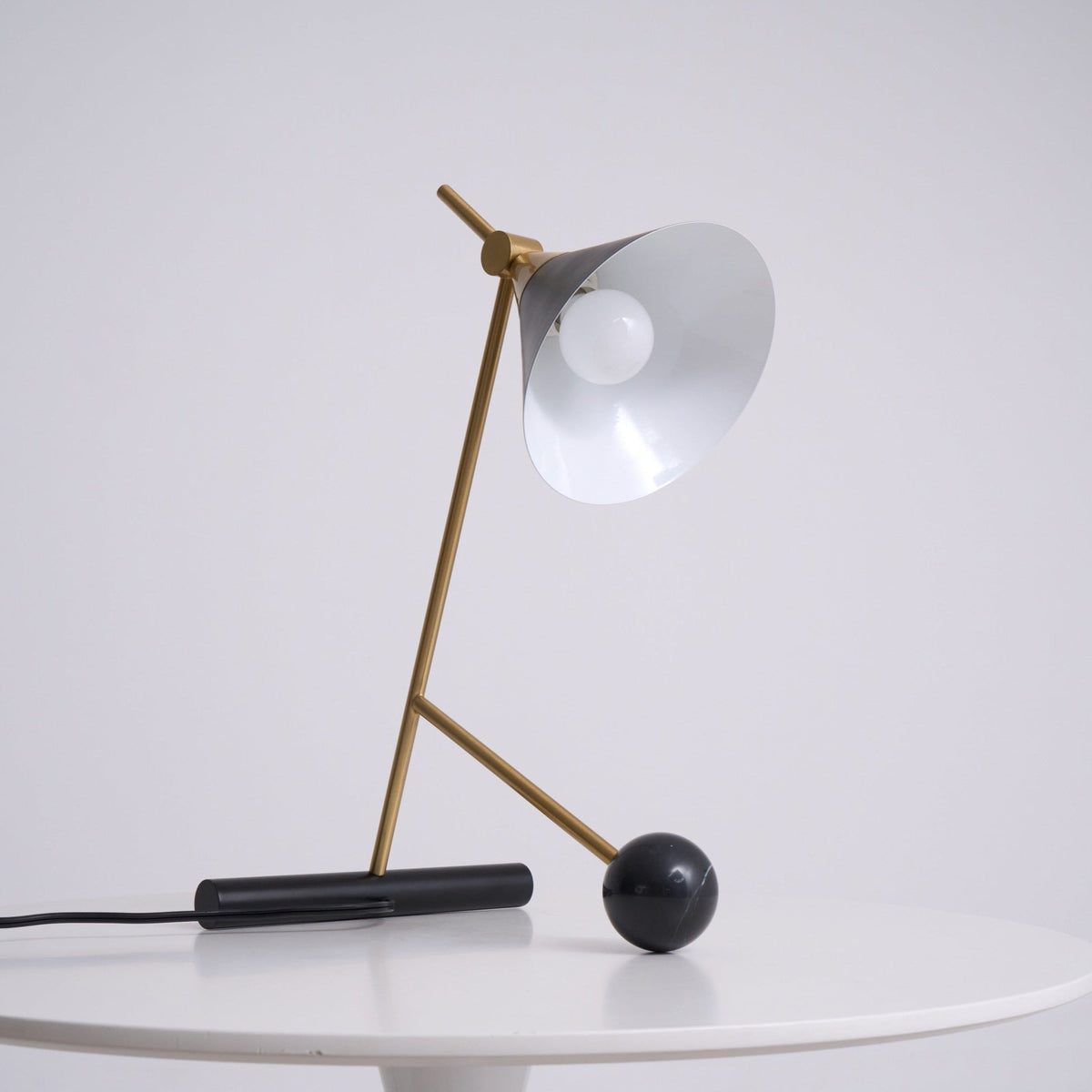 Avelo geometrisk bordlampe i marmor