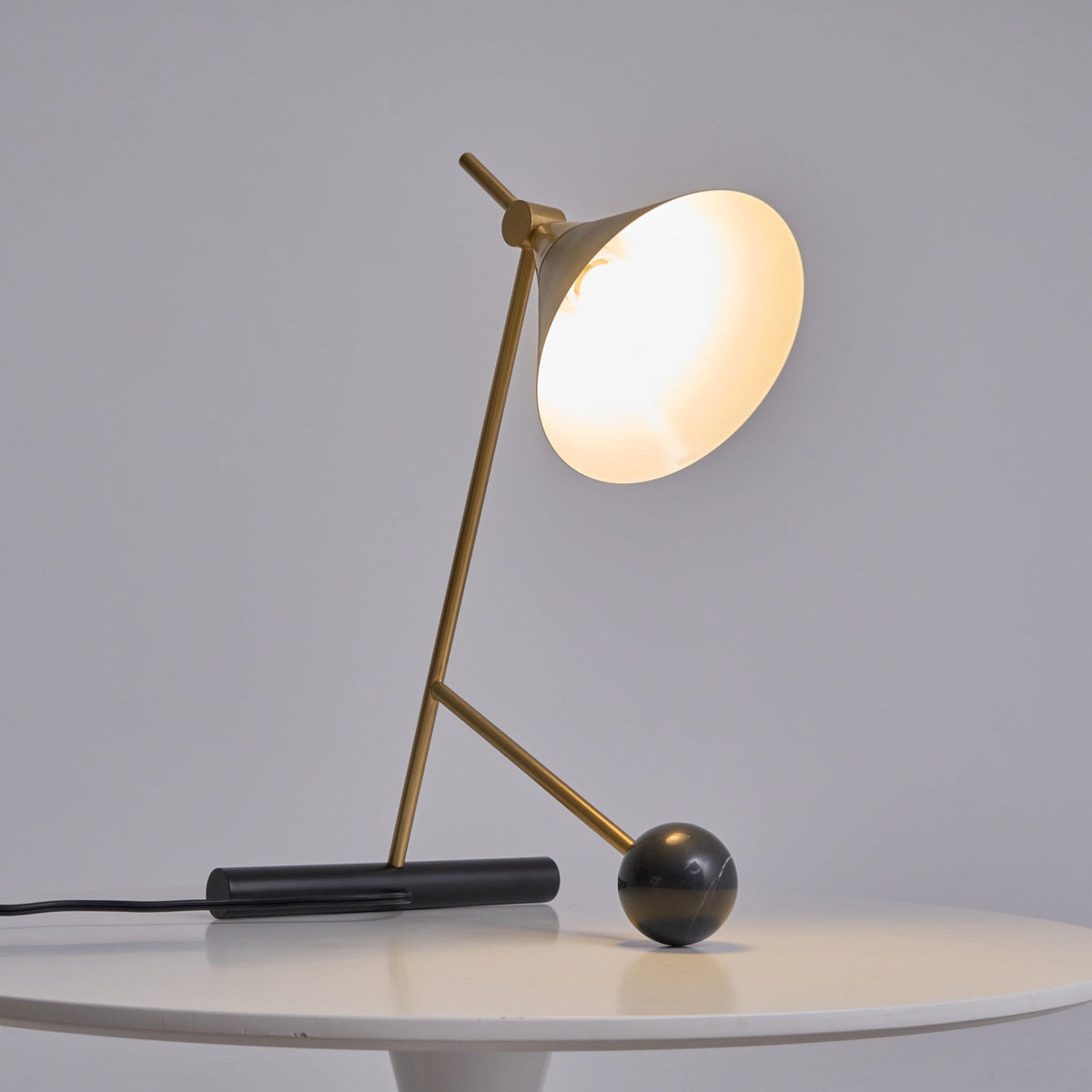 Avelo geometrisk bordlampe i marmor