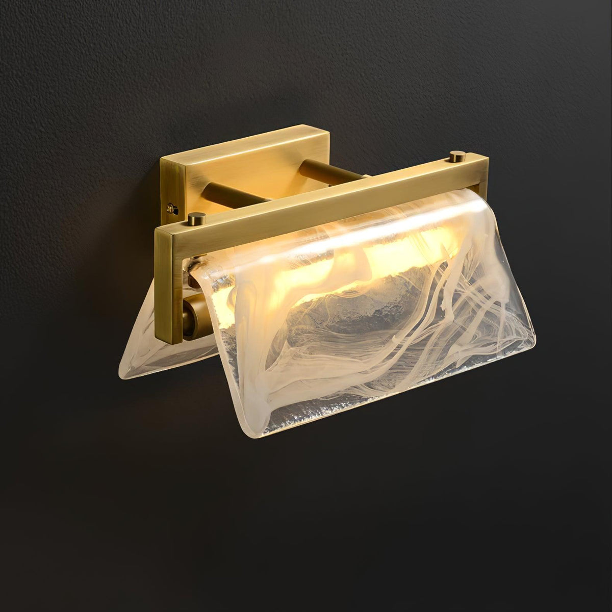 Dir nordisk konstnärlig vägglampa i mässing och glas med moln- och dimmotiv