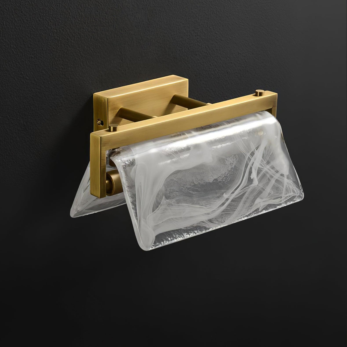 Dir nordisk konstnärlig vägglampa i mässing och glas med moln- och dimmotiv