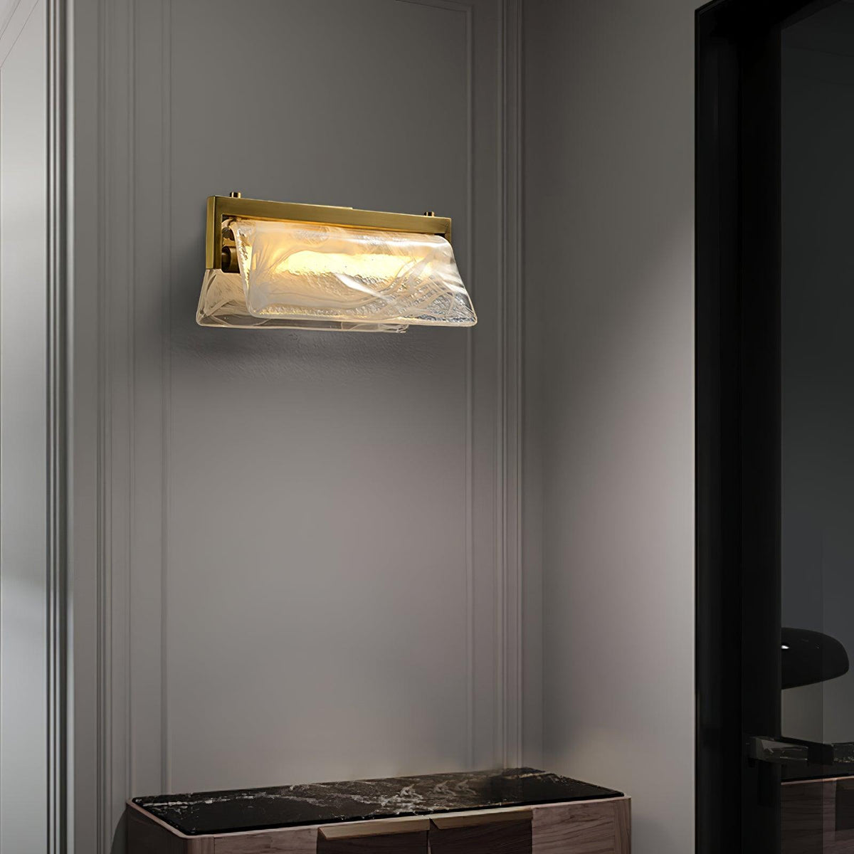 Dir nordisk konstnärlig vägglampa i mässing och glas med moln- och dimmotiv