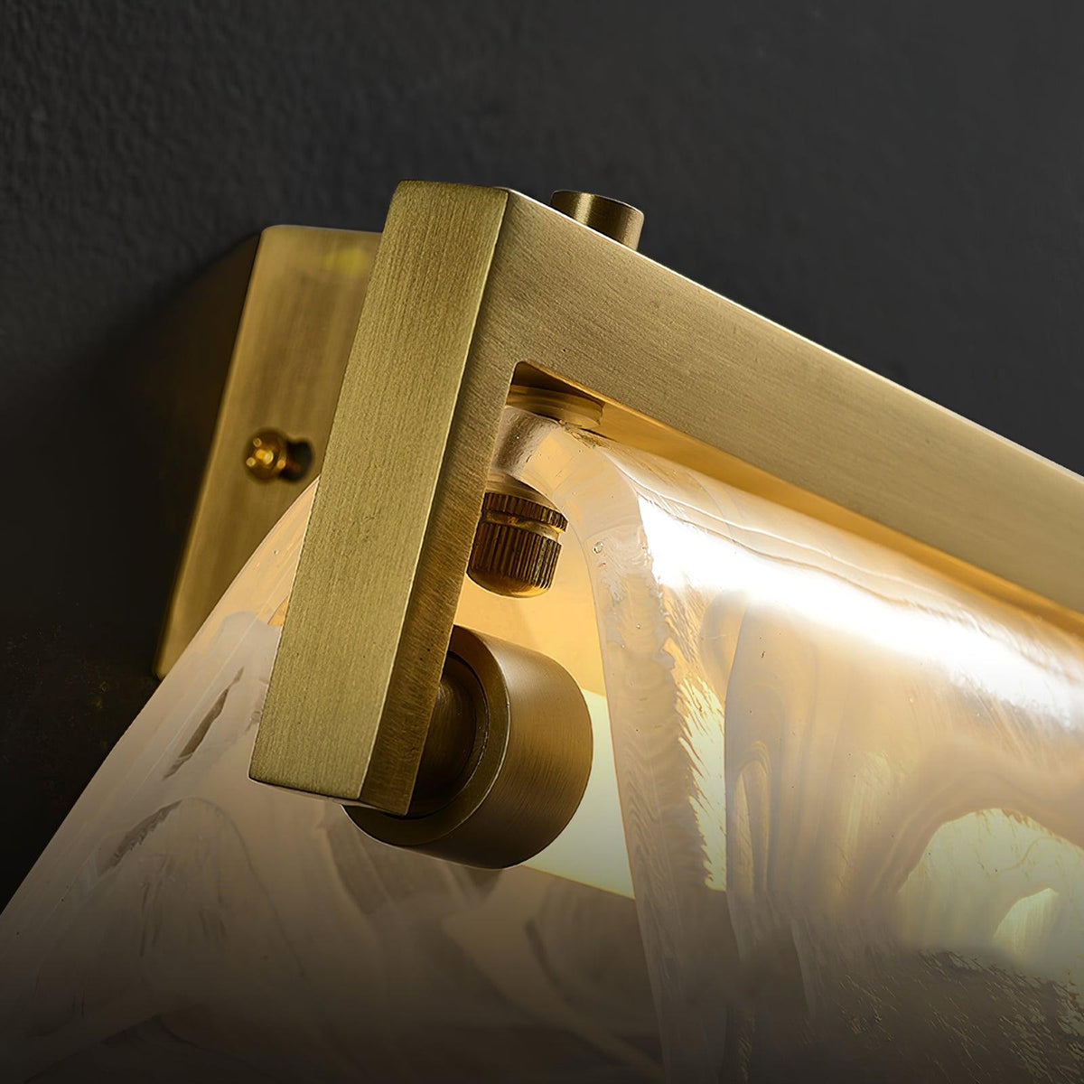 Dir nordisk konstnärlig vägglampa i mässing och glas med moln- och dimmotiv