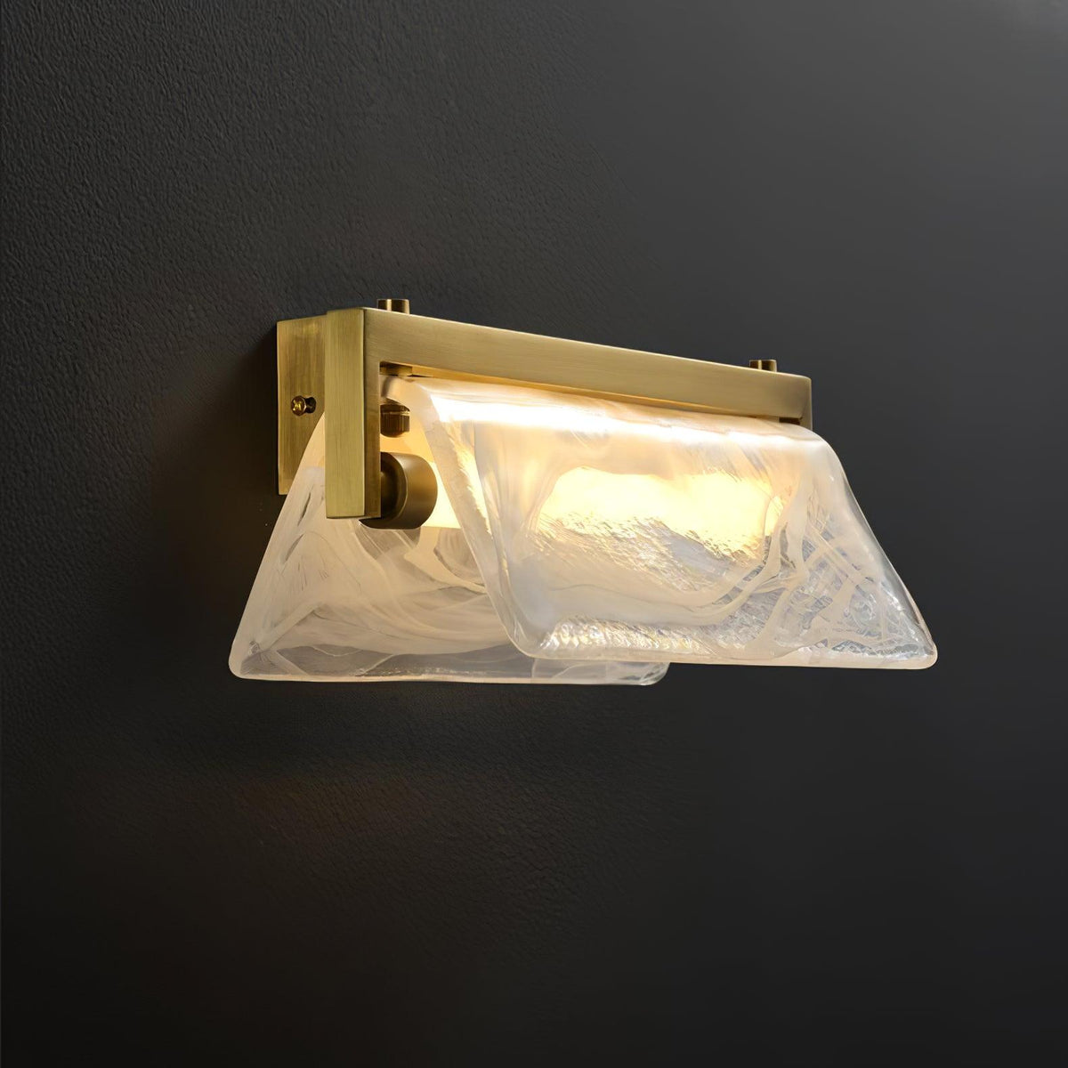 Dir nordisk konstnärlig vägglampa i mässing och glas med moln- och dimmotiv