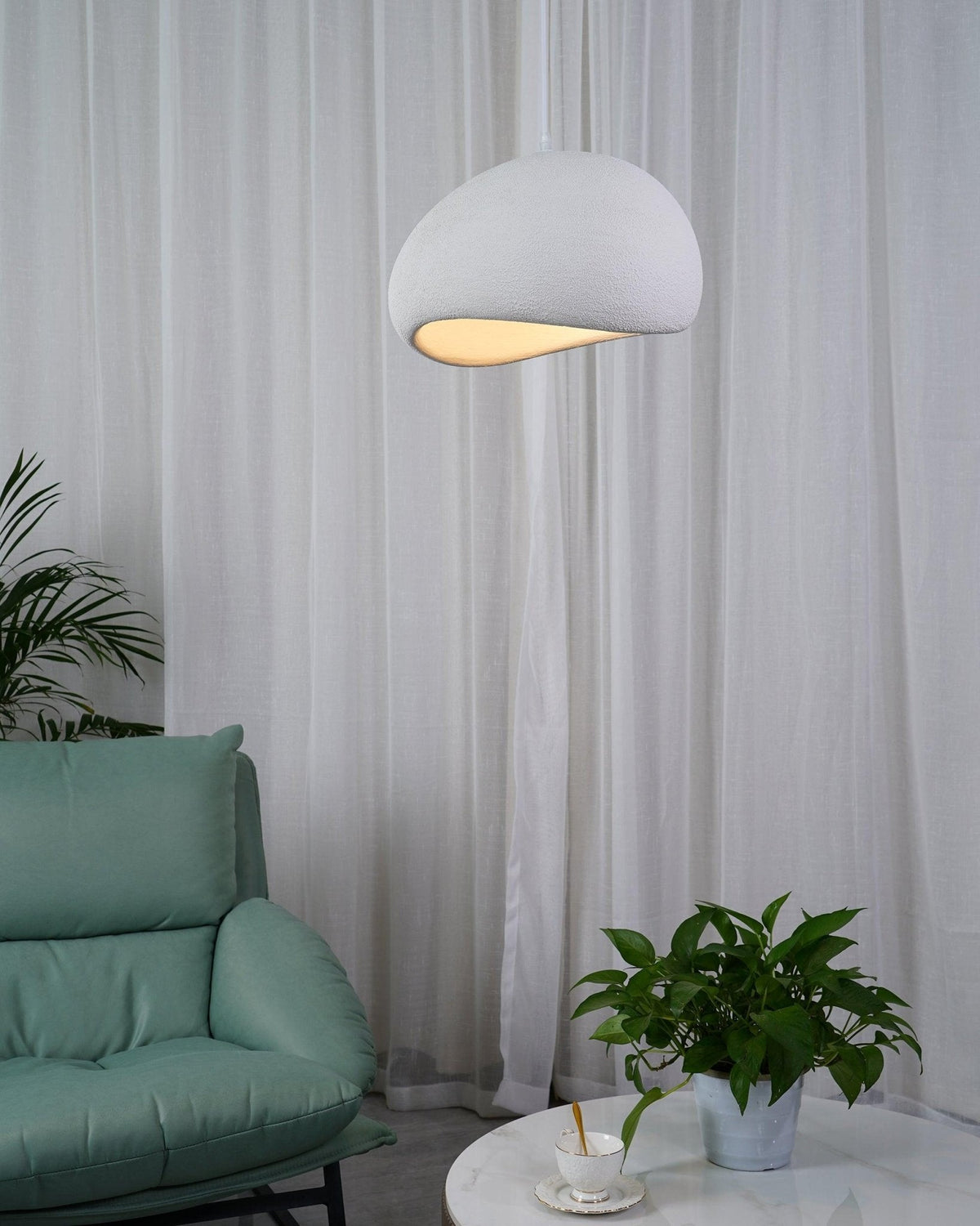 Selineria pendellampa med molnformad swag-design i wabi-sabi-stil