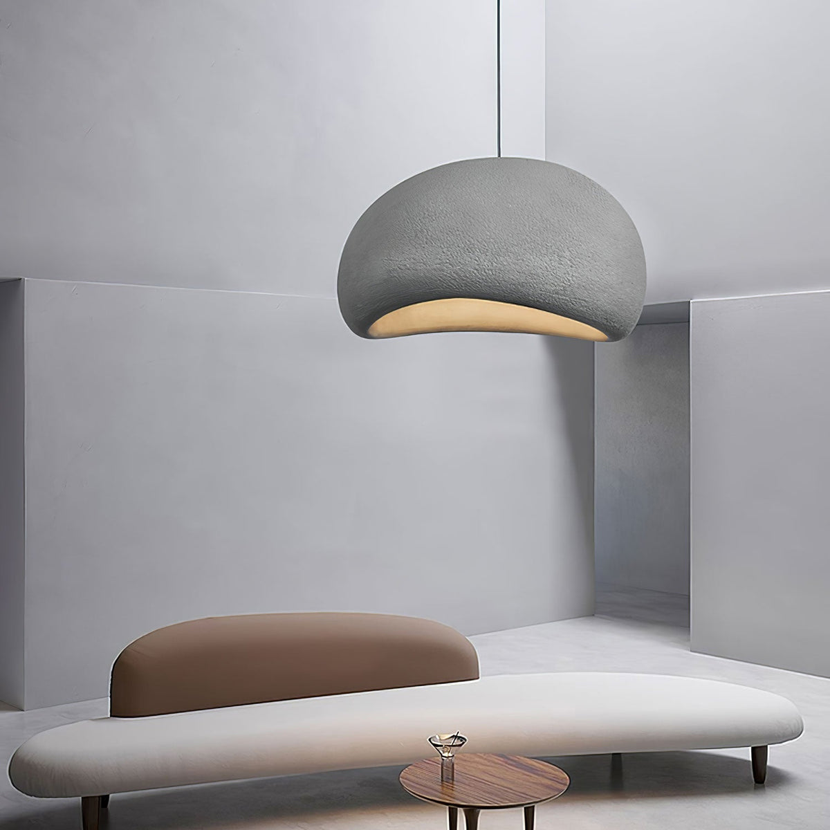 Selineria pendellampa med molnformad swag-design i wabi-sabi-stil