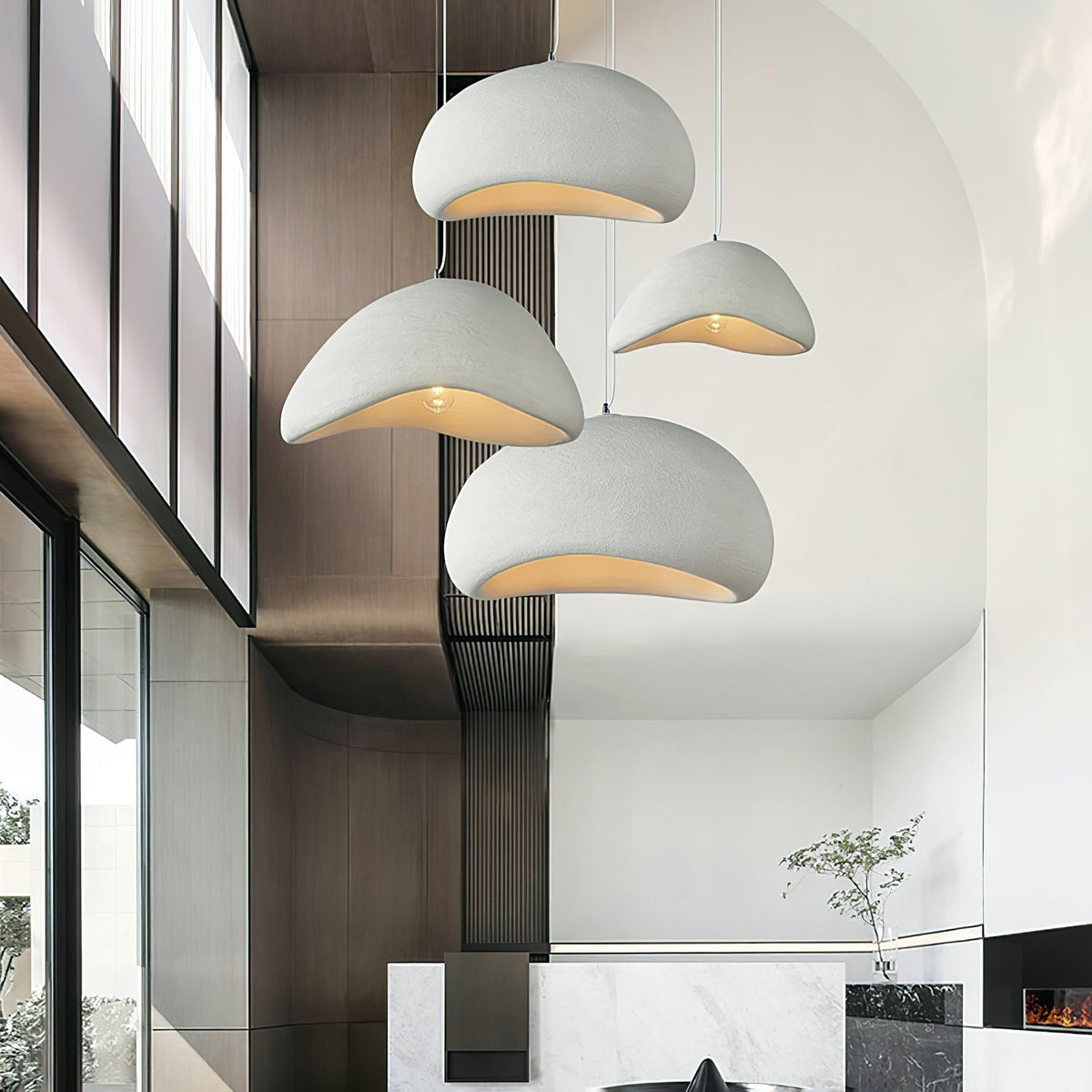 Selineria pendellampa med molnformad swag-design i wabi-sabi-stil