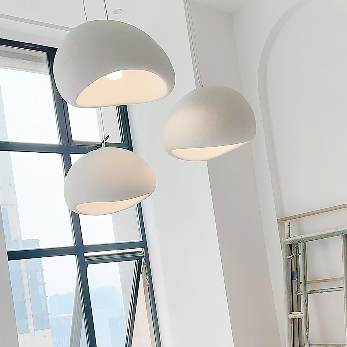 Selineria pendellampa med molnformad swag-design i wabi-sabi-stil