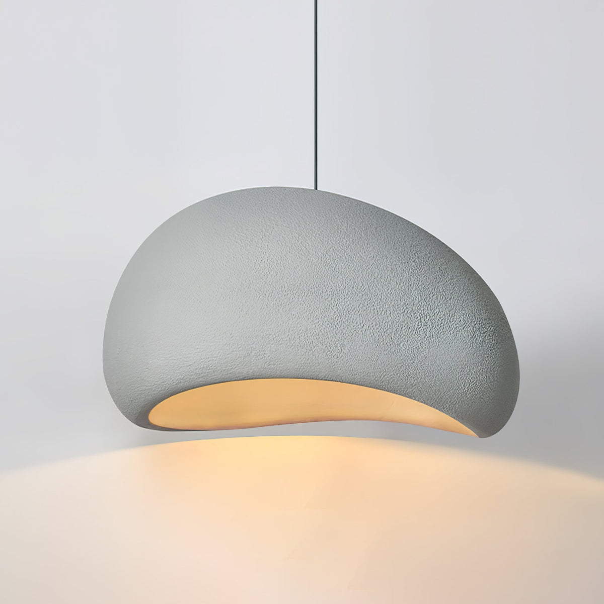 Selineria pendellampa med molnformad swag-design i wabi-sabi-stil