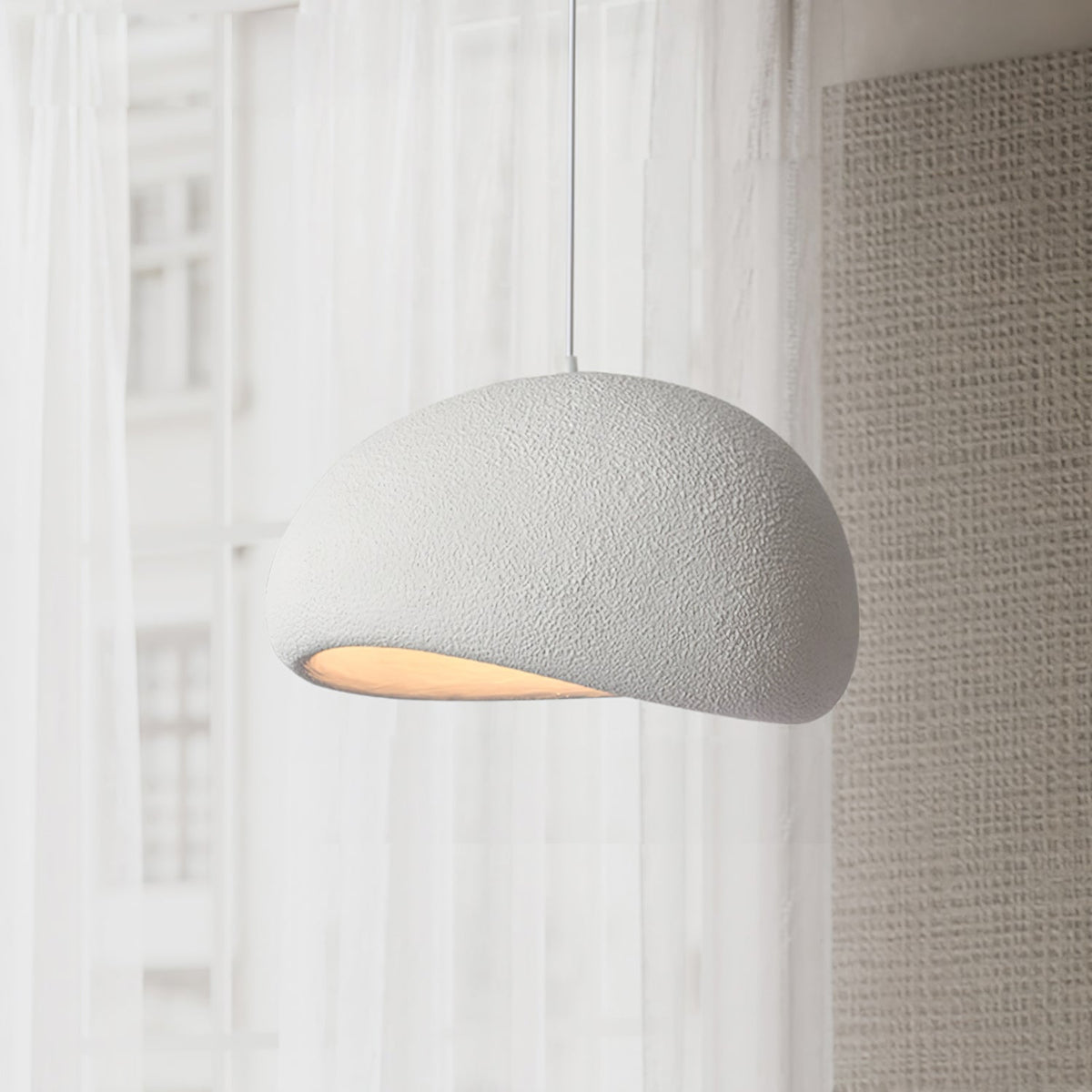 Selineria pendellampa med molnformad swag-design i wabi-sabi-stil
