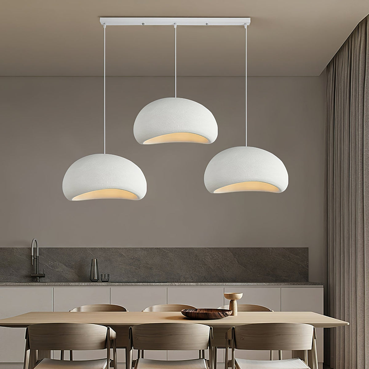 Selineria pendellampa med molnformad swag-design i wabi-sabi-stil