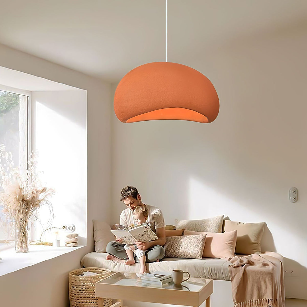 Selineria pendellampa med molnformad swag-design i wabi-sabi-stil