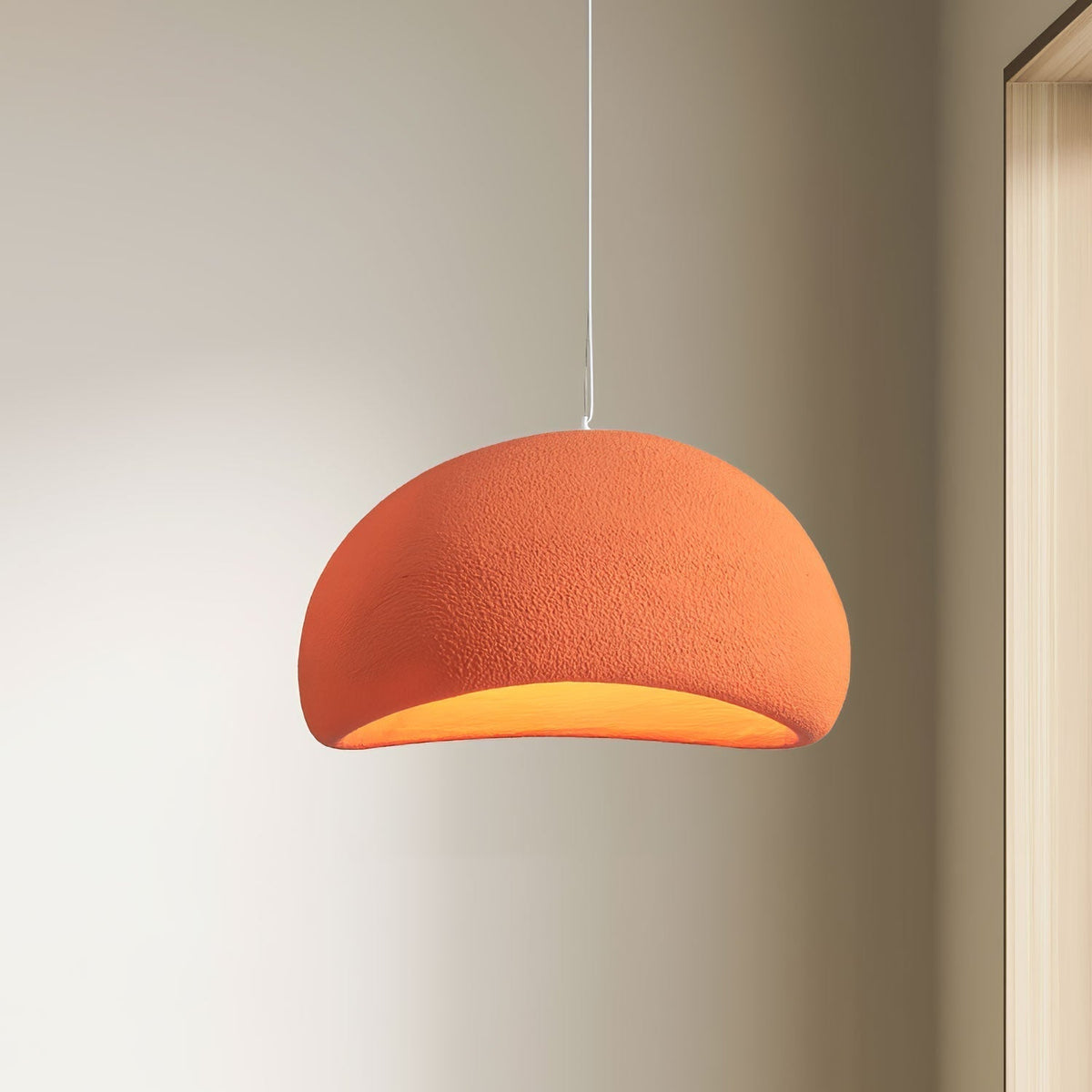 Selineria pendellampa med molnformad swag-design i wabi-sabi-stil