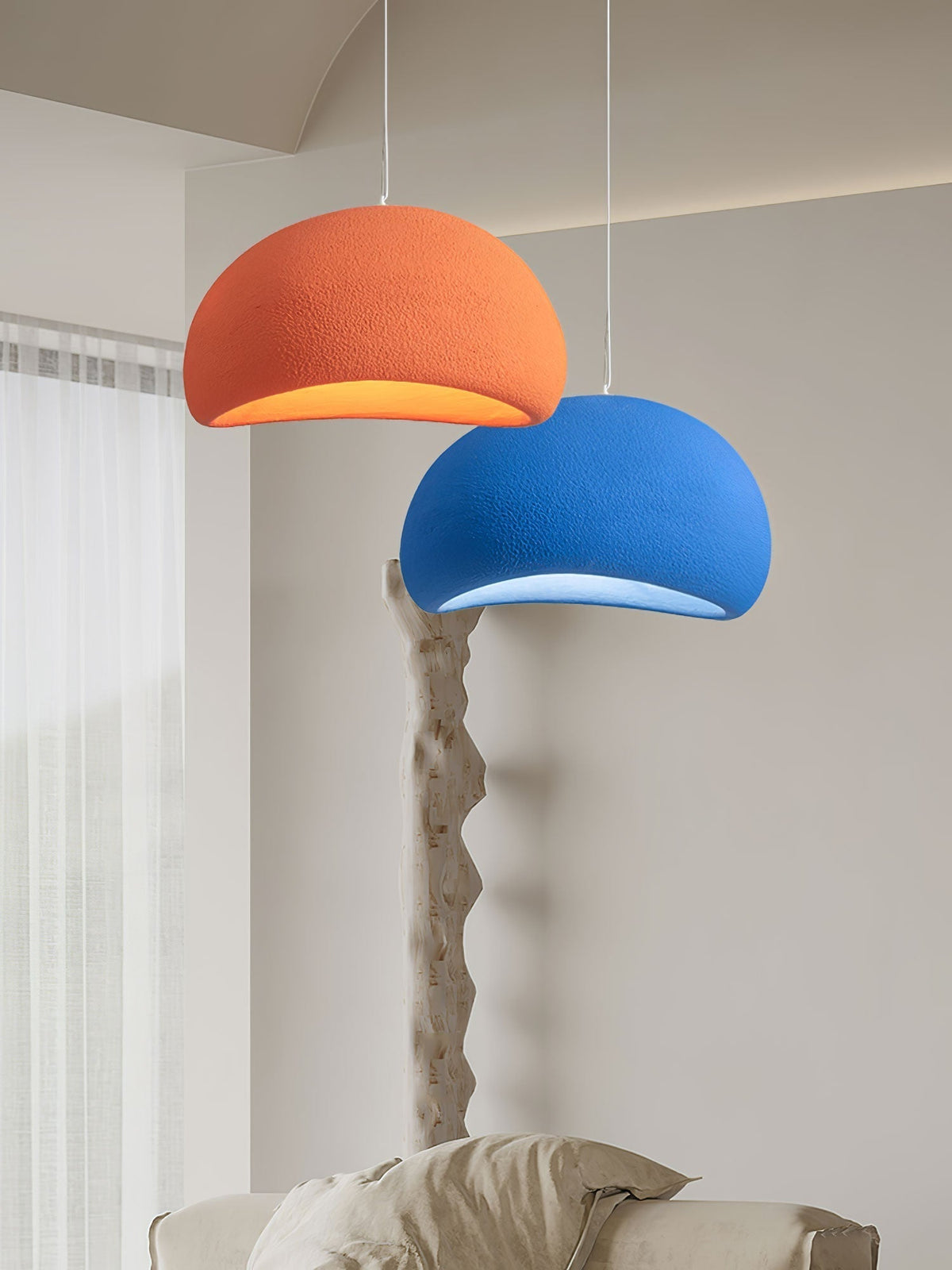 Selineria pendellampa med molnformad swag-design i wabi-sabi-stil