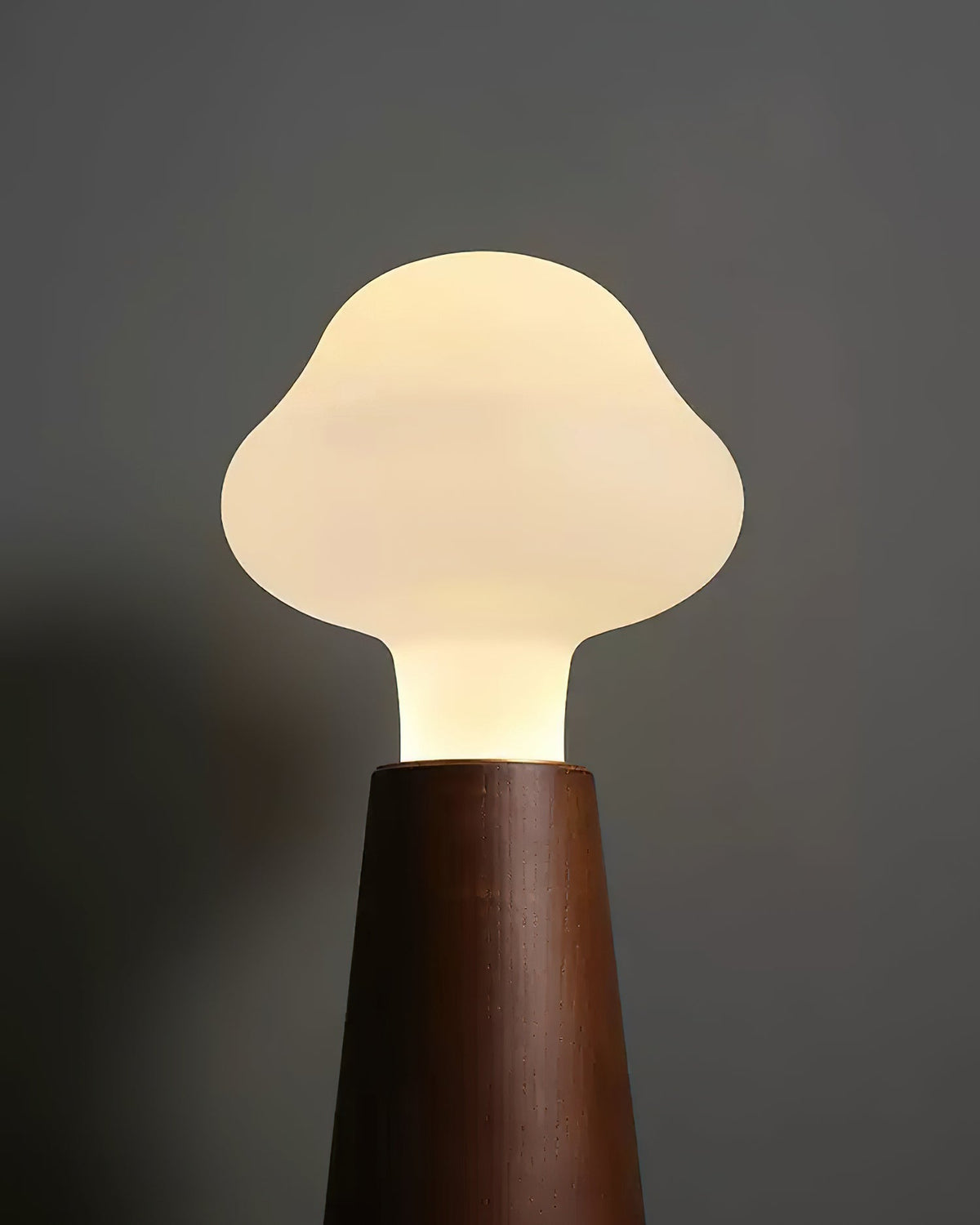 Mushio-bordlampe i træ med sky